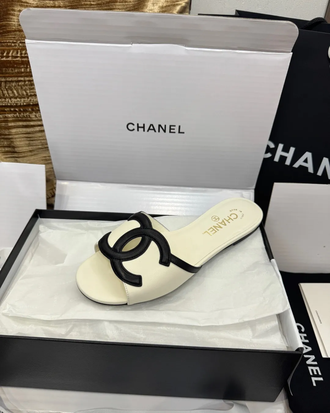 Chanel 26S 新款双C凉拖，热门款式！经典双 C 标志设计，主打简约优雅与日常百搭！ 鞋面：意大利全粒面羊皮 内里：进口羊皮里 大底：意大利 A 级真皮底 size：35～40 P 450