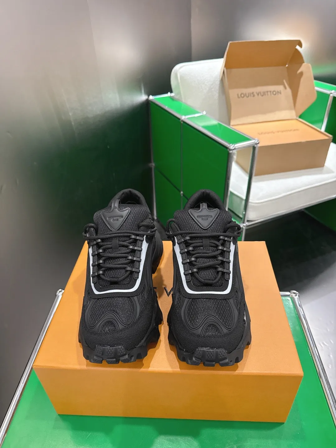 400💰（k005)LV 路易威登Summit 运动鞋‼️ 以易搭摩登风格见长，既适合城市穿着，也能胜任户外环境。鞋面由人造革与科技织物等多种材质拼接而成，其上的图案令人联想起 Epi 皮革的粒面纹理，底的醒目凸纹，提供了出色抓地力与稳定性。 男款：40-45（38*39*46*订做不退不换）