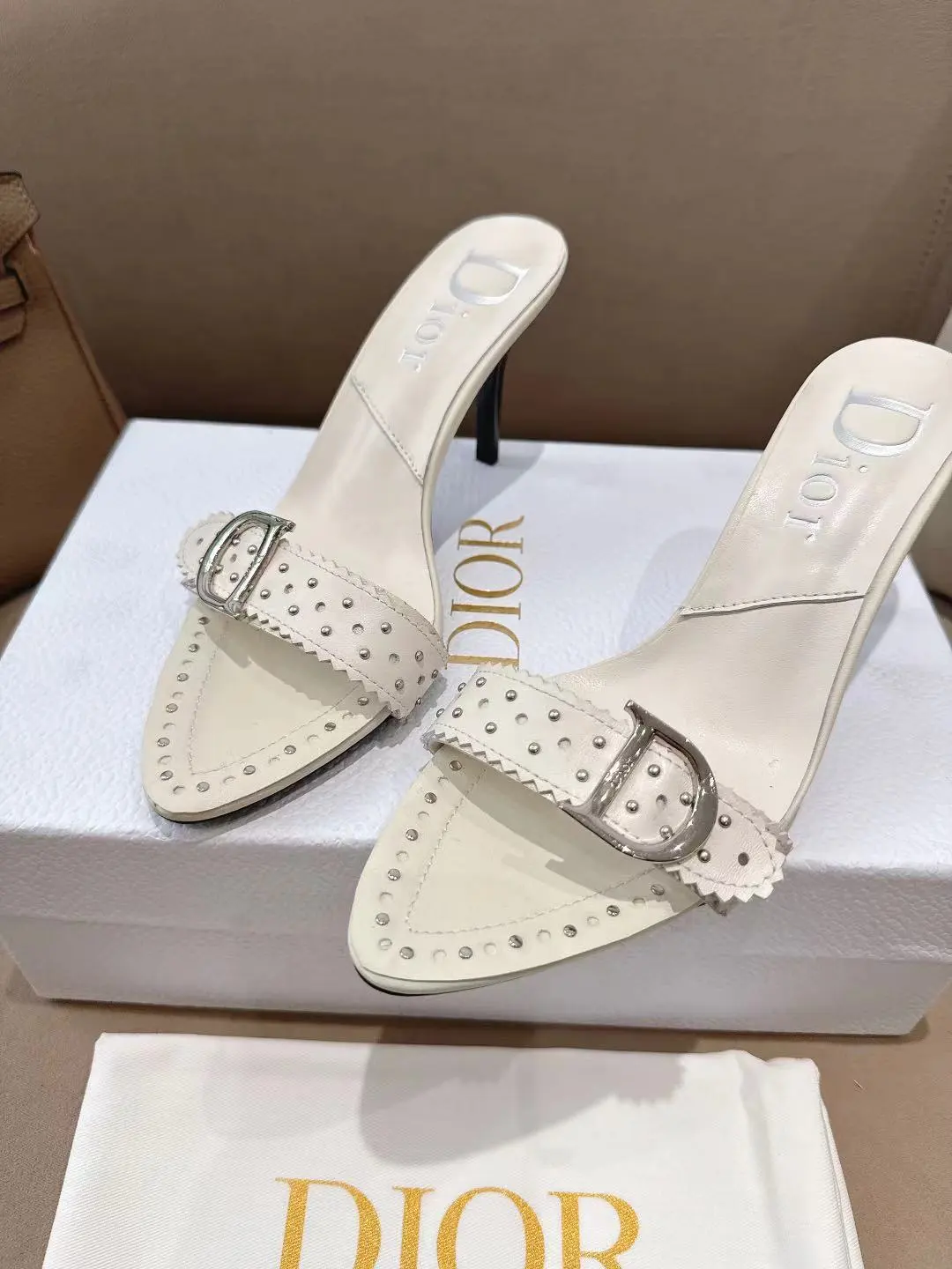 出厂价：💰290💰 迪奥Dior 2026 春夏新品 明星同款CD字母logo高跟中古拖鞋 穿着非常舒适 市面顶级高端版本 材质：鞋面采用进口混种羊皮+水染羊皮内里/垫脚➕意大利真皮大底 跟高：8.5cm 码数：34-42 （34 41 42定做）