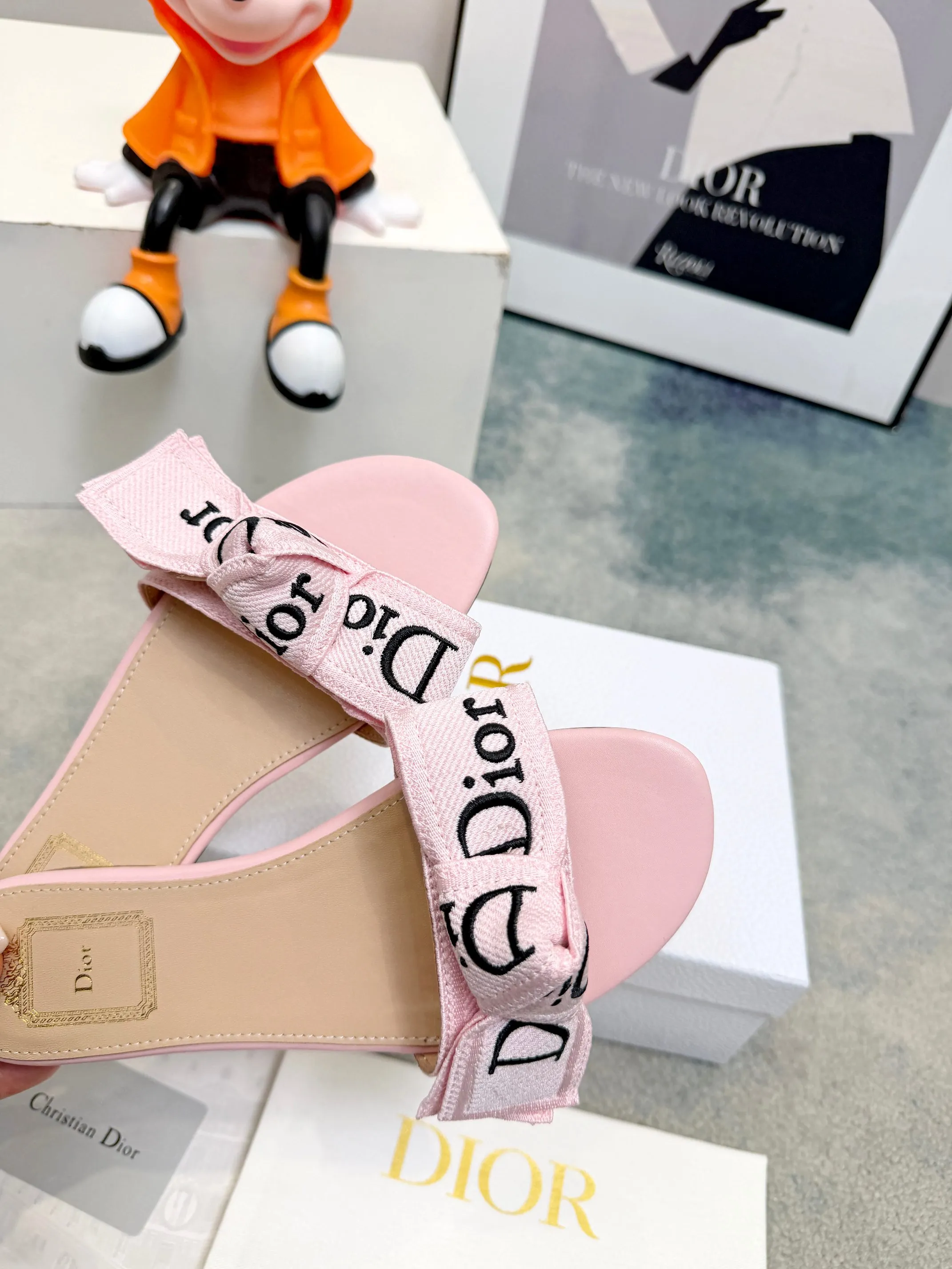 Dior 2026春夏系列拖鞋,精致优雅。鞋面5D设计,Dior标志超有辨识度,日常或度假都能轻松驾驭。Oblique压纹是Dior经典元素,搭配蕾丝刺绣,法式浪漫氛围感拉满!鞋底轻便,长时间穿也不累,实用又时髦,是春夏必入单品~ 面料: 蕾丝5D 电秀。 鞋底: 意大利 真皮底 Size: #35-43(40.41.42.43订做) 皮底出:P230(象胶底可定做)