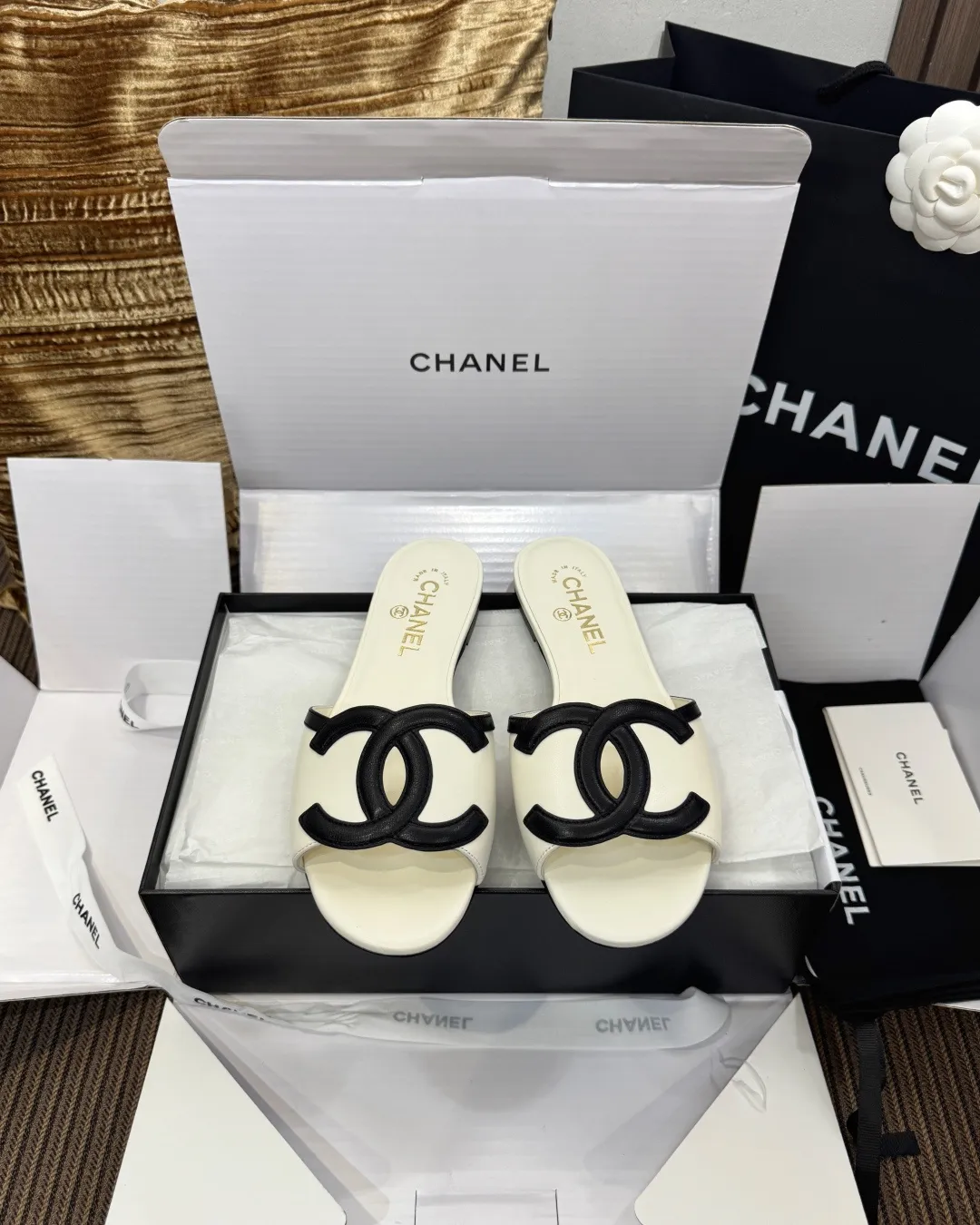 Chanel 26S 新款双C凉拖，热门款式！经典双 C 标志设计，主打简约优雅与日常百搭！ 鞋面：意大利全粒面羊皮 内里：进口羊皮里 大底：意大利 A 级真皮底 size：35～40 P 450