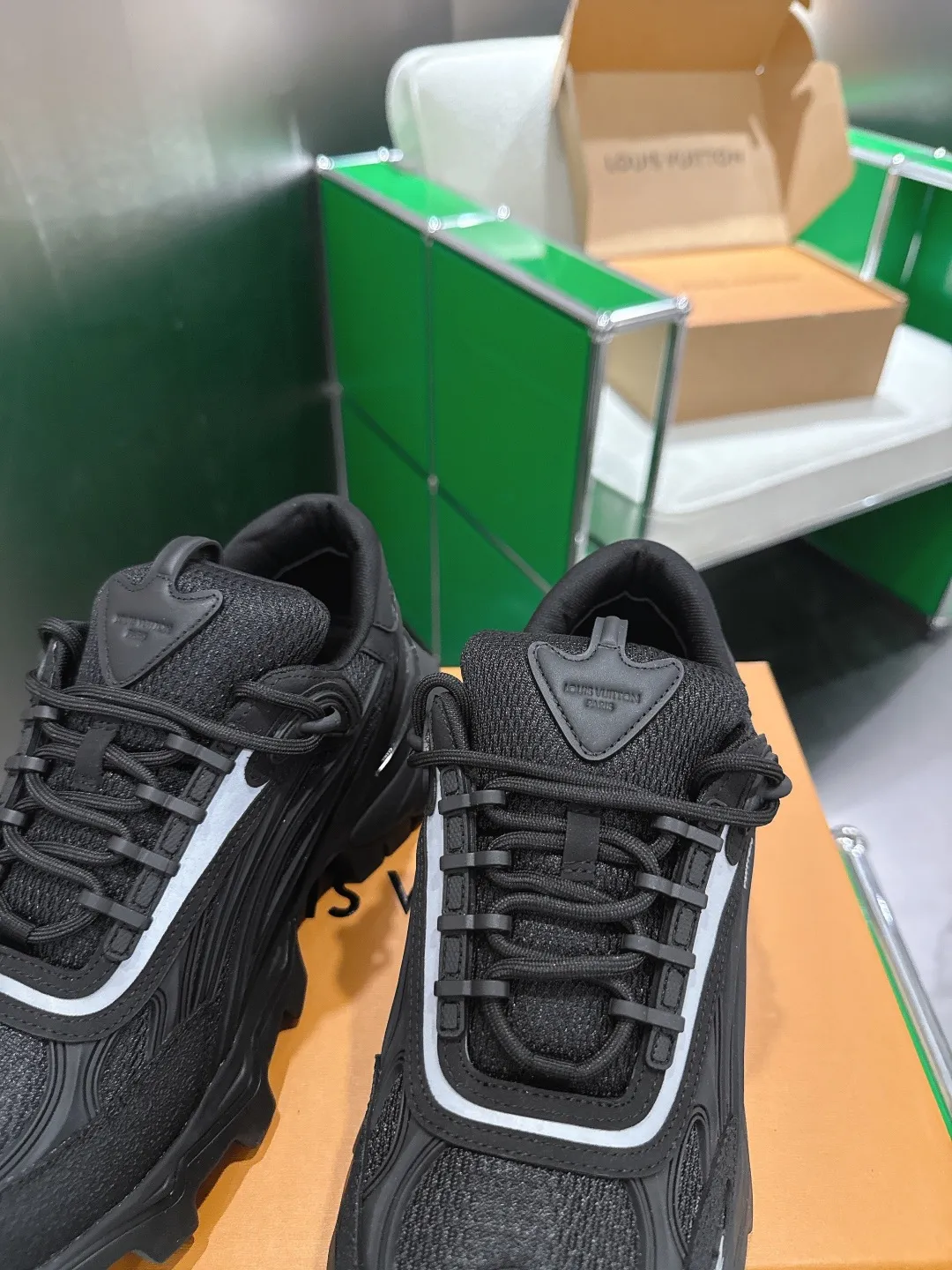 400💰(k005)LV 路易威登Summit 运动鞋‼️ 以易搭摩登风格见长,既适合城市穿着,也能胜任户外环境。鞋面由人造革与科技织物等多种材质拼接而成,其上的图案令人联想起 Epi 皮革的粒面纹理,底的醒目凸纹,提供了出色抓地力与稳定性。 男款:40-45(38*39*46*订做不退不换)