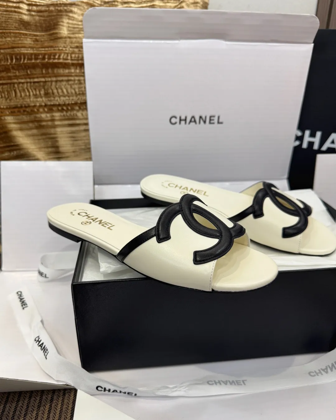 Chanel 26S 新款双C凉拖，热门款式！经典双 C 标志设计，主打简约优雅与日常百搭！ 鞋面：意大利全粒面羊皮 内里：进口羊皮里 大底：意大利 A 级真皮底 size：35～40 P 450