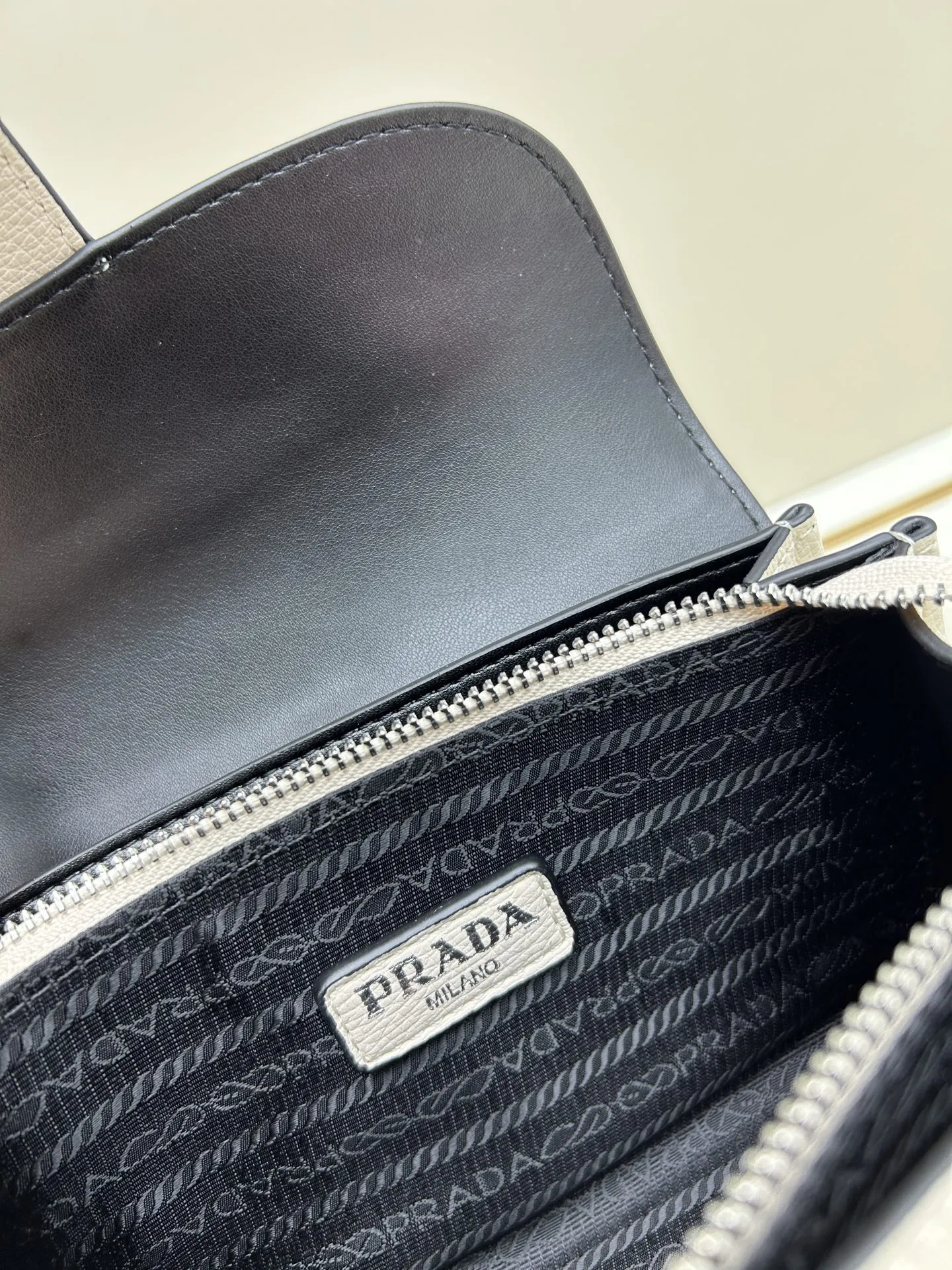 💰245🔥独家首发-高品质🔥 劲爆翻盖新款✨普拉达/PRADA-翻盖销量冠军款，👉💗，配置两条肩带💫，2025时尚四季适宜时尚双肩带女包款💪 字母宽肩带+长肩带-真皮手袋🎀原版鹿🦌纹牛皮🐮 配进口平纹小牛皮🐮 ，3⃣️隔层[玫瑰]主推热销六色 款号：3539# 尺寸：20*10*12cm
