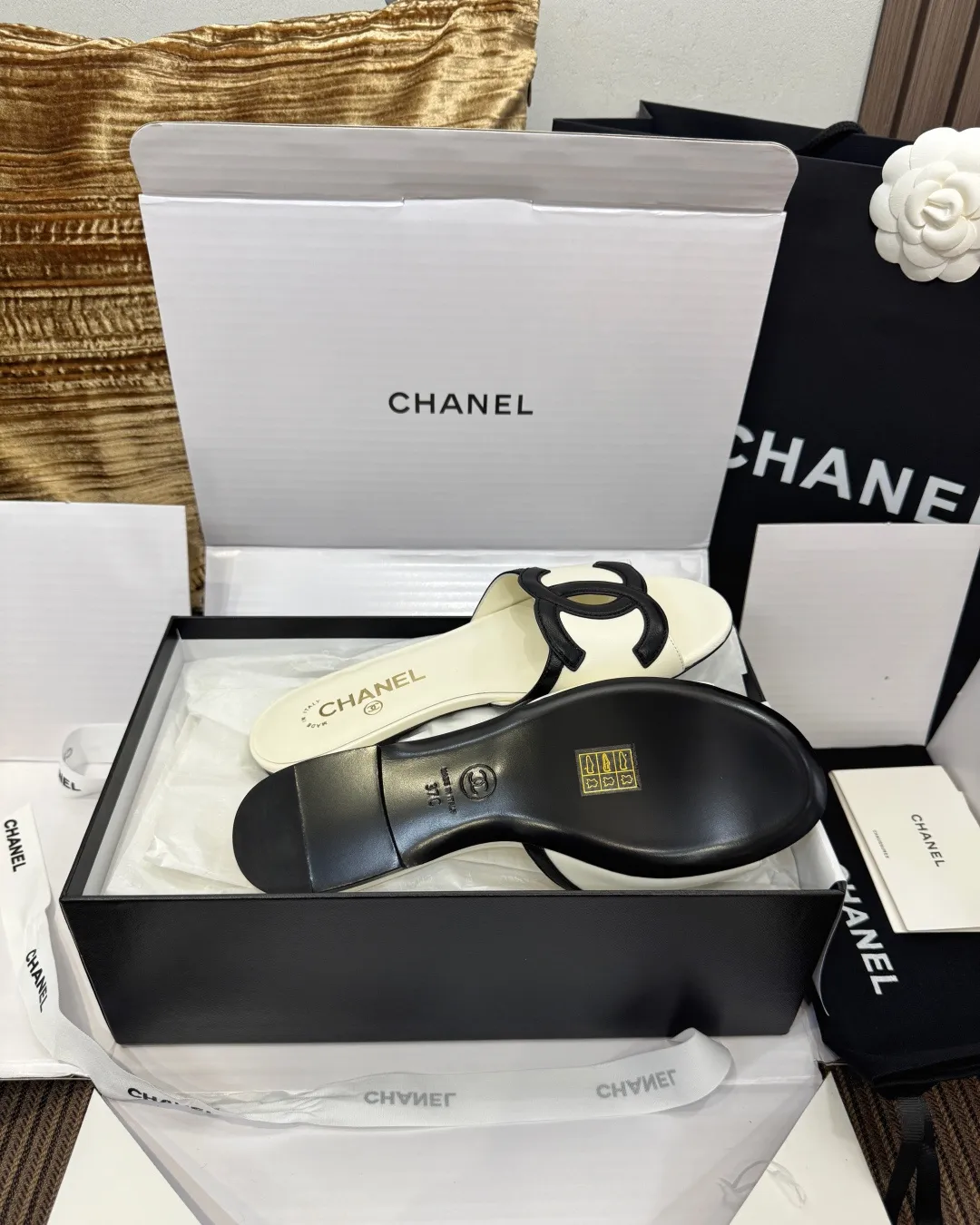 Chanel 26S 新款双C凉拖,热门款式!经典双 C 标志设计,主打简约优雅与日常百搭! 鞋面:意大利全粒面羊皮 内里:进口羊皮里 大底:意大利 A 级真皮底 size:35~40 P 450