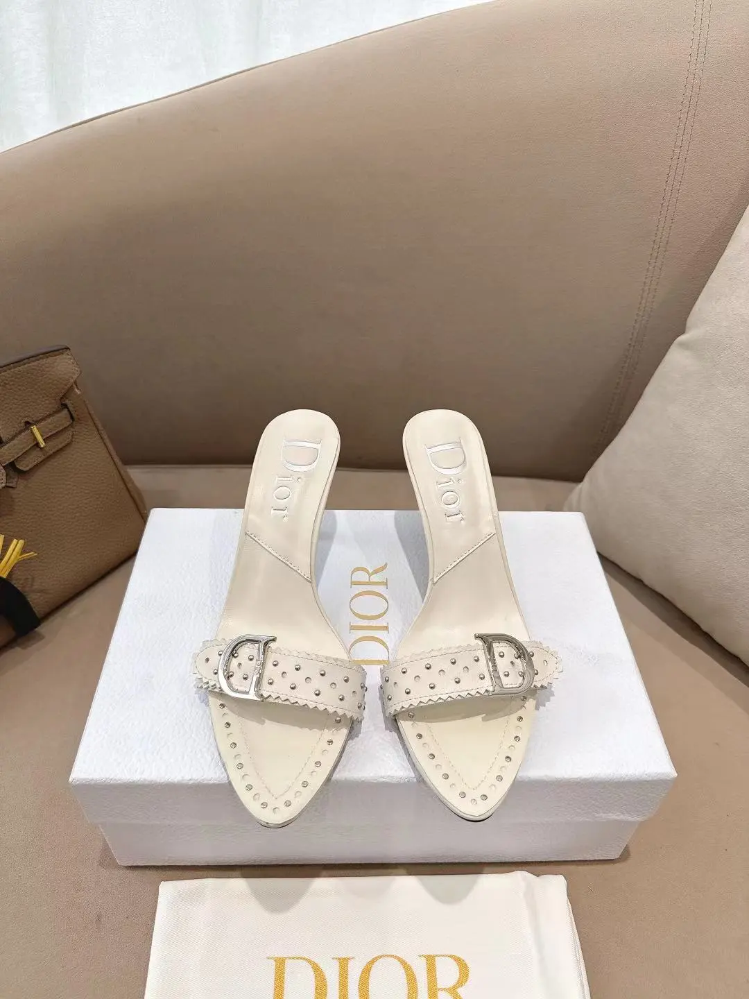 出厂价：💰290💰 迪奥Dior 2026 春夏新品 明星同款CD字母logo高跟中古拖鞋 穿着非常舒适 市面顶级高端版本 材质：鞋面采用进口混种羊皮+水染羊皮内里/垫脚➕意大利真皮大底 跟高：8.5cm 码数：34-42 （34 41 42定做）