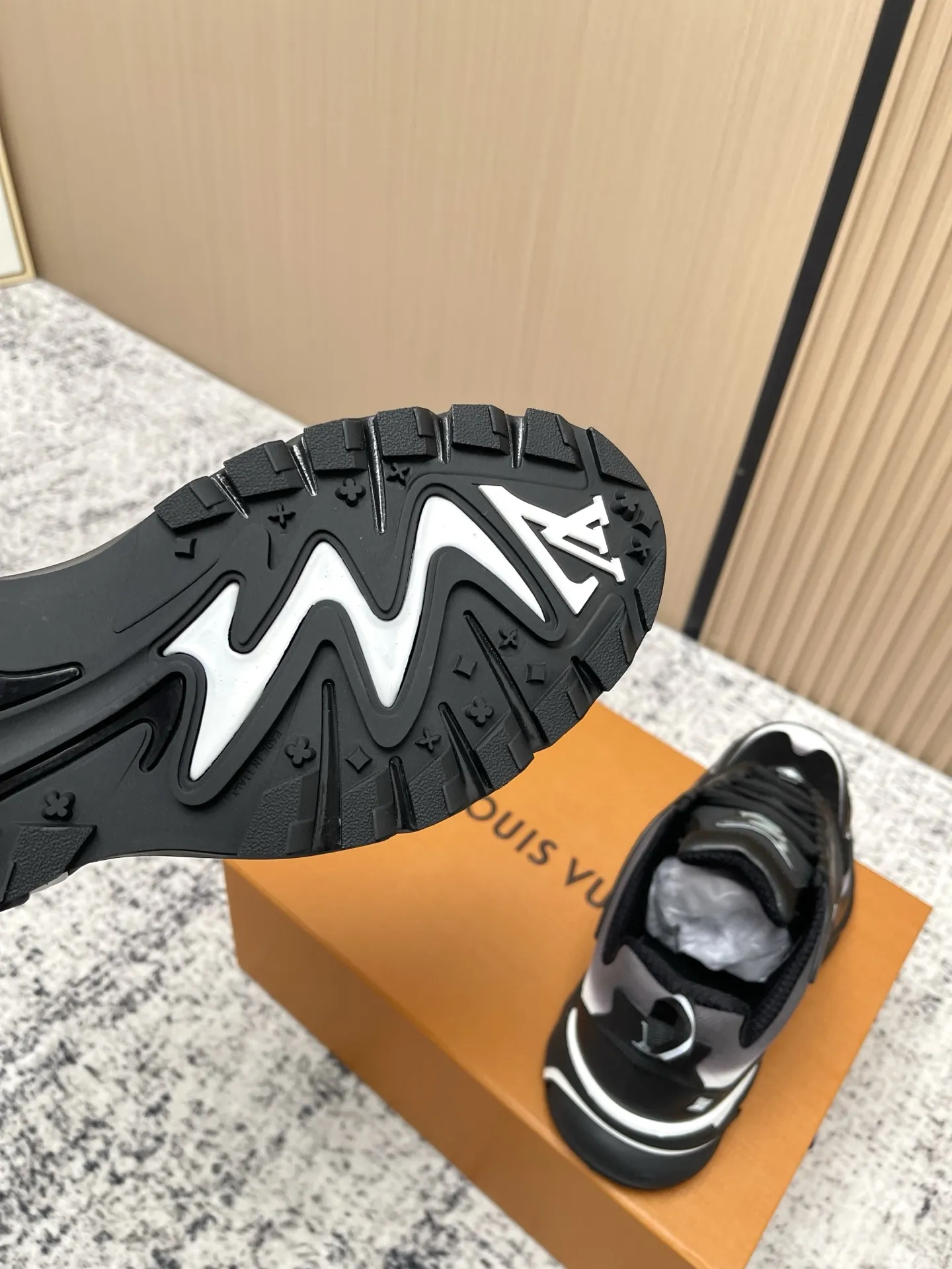 Luxury Men's Sporty Leisure Shoes - LV Runner Tatic Green Technical Trainers - Boutique Quality Designer Footwear
