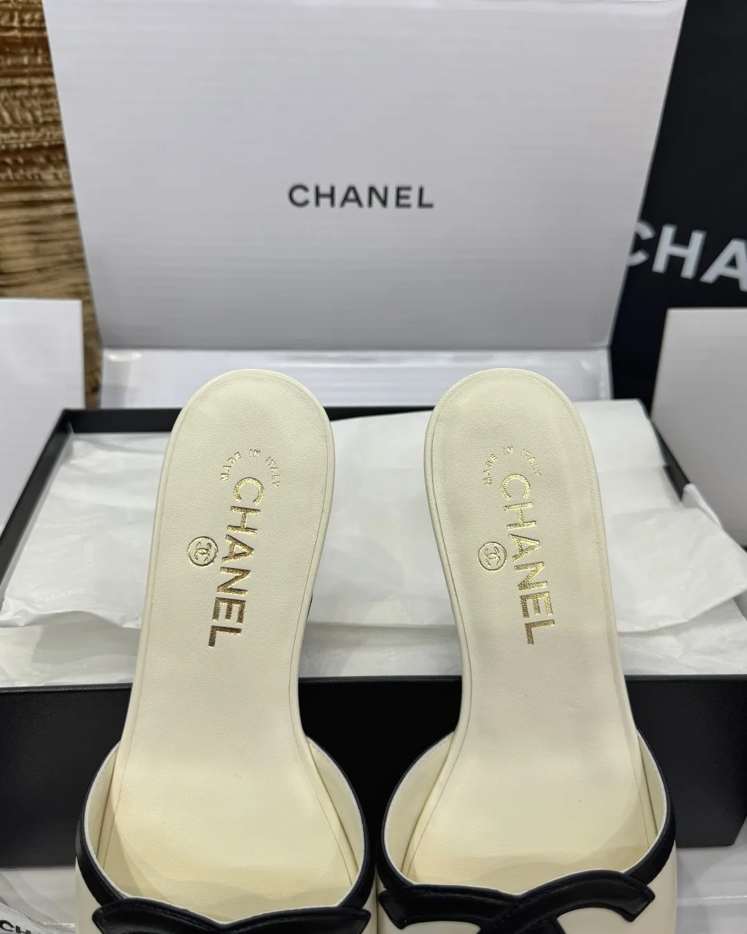 Chanel 26S 新款双C凉拖,热门款式!经典双 C 标志设计,主打简约优雅与日常百搭! 鞋面:意大利全粒面羊皮 内里:进口羊皮里 大底:意大利 A 级真皮底 size:35~40 P 450