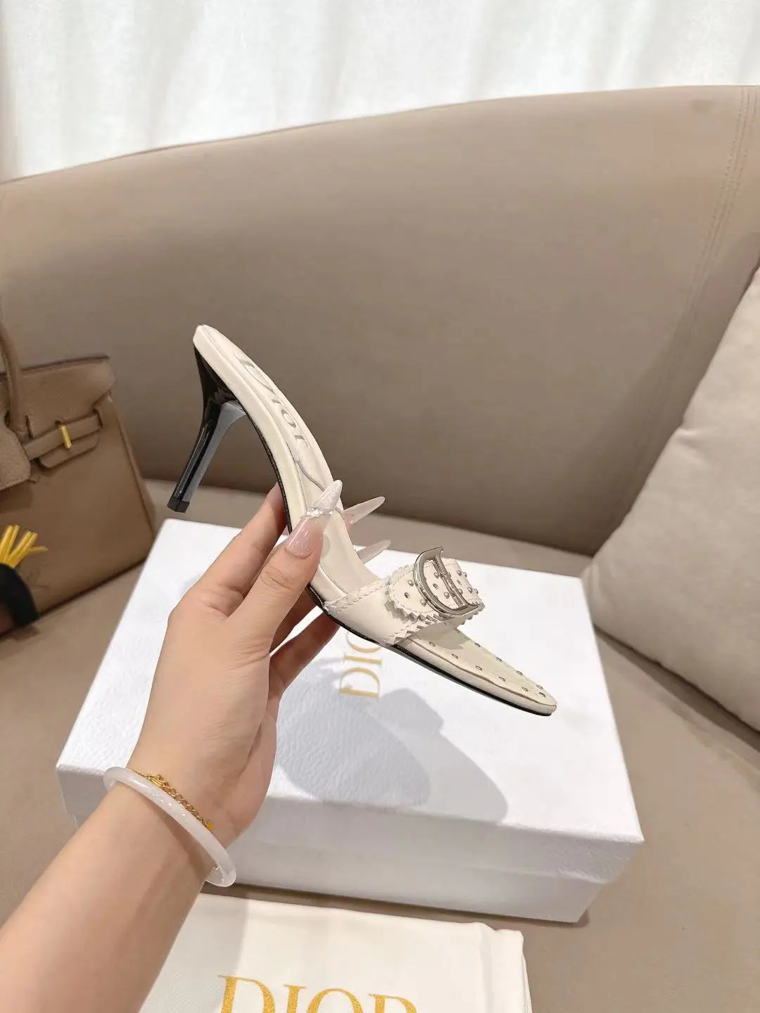 出厂价：💰290💰 迪奥Dior 2026 春夏新品 明星同款CD字母logo高跟中古拖鞋 穿着非常舒适 市面顶级高端版本 材质：鞋面采用进口混种羊皮+水染羊皮内里/垫脚➕意大利真皮大底 跟高：8.5cm 码数：34-42 （34 41 42定做）