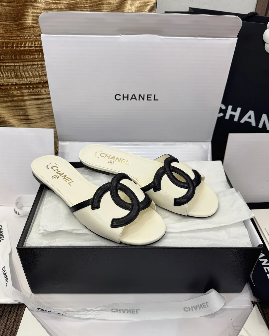 Chanel 26S 新款双C凉拖，热门款式！经典双 C 标志设计，主打简约优雅与日常百搭！ 鞋面：意大利全粒面羊皮 内里：进口羊皮里 大底：意大利 A 级真皮底 size：35～40 P 450