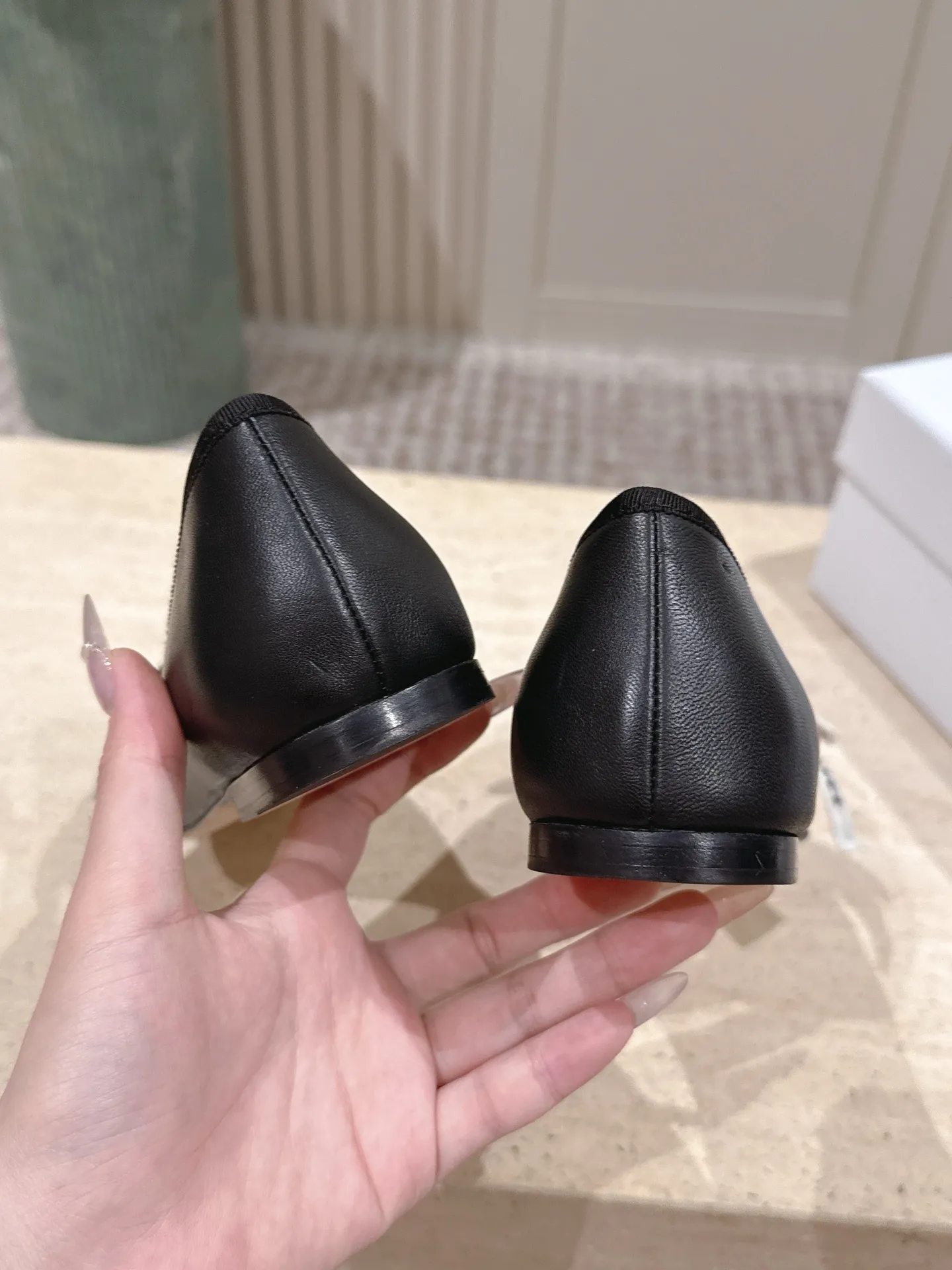 顶级版本:💰340: DIO*26ss早春新款蝴蝶结单鞋 Dior风蝴蝶结芭蕾平底鞋|优雅永不过时,经典芭蕾鞋型+标志性字母蝴蝶结,法式优雅拉满,软底圆头设计,上脚舒适不挤脚,久穿无负担,2种配色承包所有风格:雾霾蓝温柔氛围感,经典黑百搭不出错,通勤、约会、出街、通勤,一双搞定所有场景,颜值与舒适感双在线,鞋柜里的永恒经典。 久穿也不累脚,完全是鞋柜里的百搭王!温柔姐姐/甜酷女孩都能驾驭,闭眼入不踩雷。 鞋面:羊绒 内里:羊皮 大底:意大利真皮大底 size:35-41码(40、41码定制不退换)