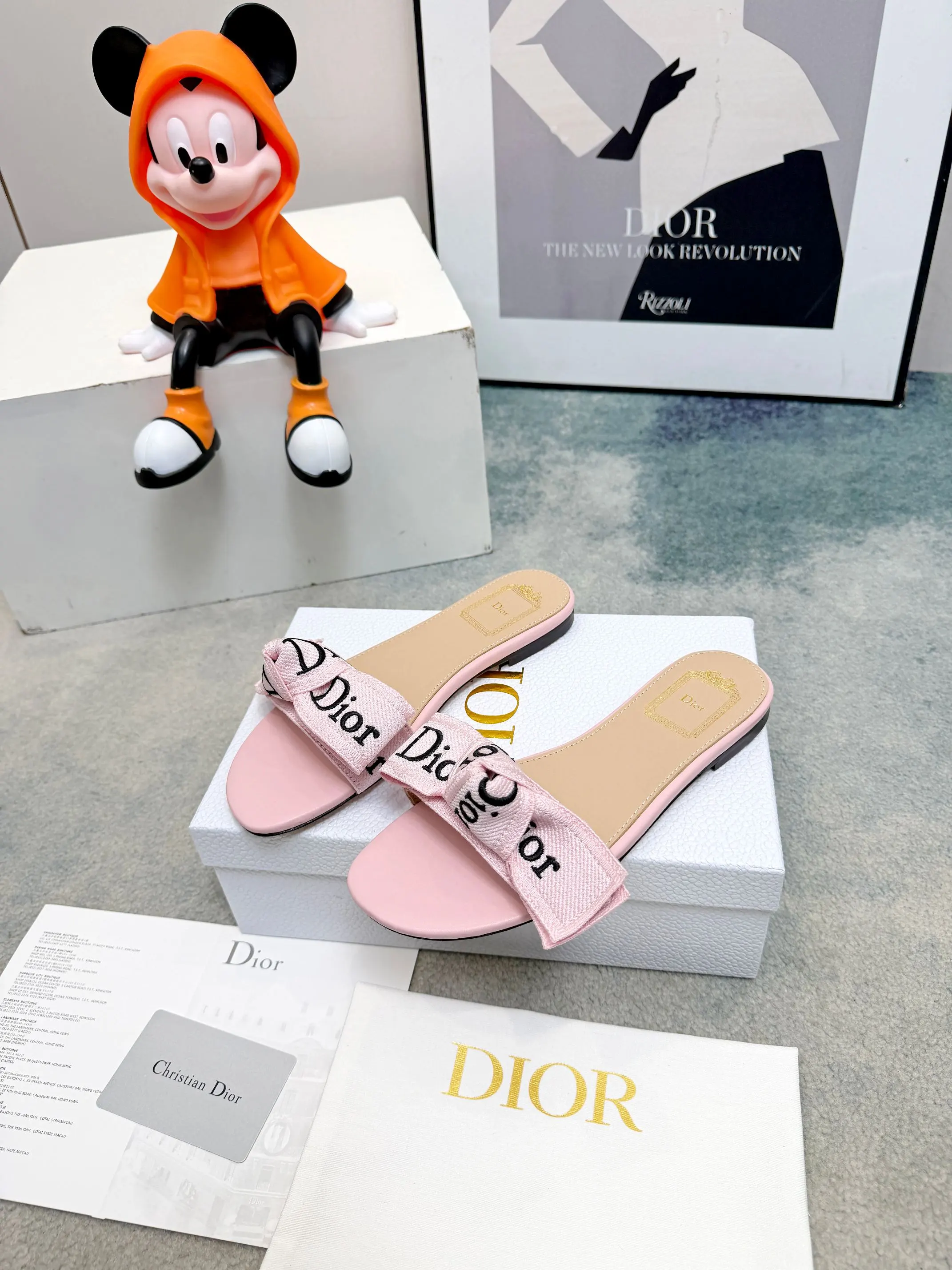 Dior 2026春夏系列拖鞋,精致优雅。鞋面5D设计,Dior标志超有辨识度,日常或度假都能轻松驾驭。Oblique压纹是Dior经典元素,搭配蕾丝刺绣,法式浪漫氛围感拉满!鞋底轻便,长时间穿也不累,实用又时髦,是春夏必入单品~ 面料: 蕾丝5D 电秀。 鞋底: 意大利 真皮底 Size: #35-43(40.41.42.43订做) 皮底出:P230(象胶底可定做)
