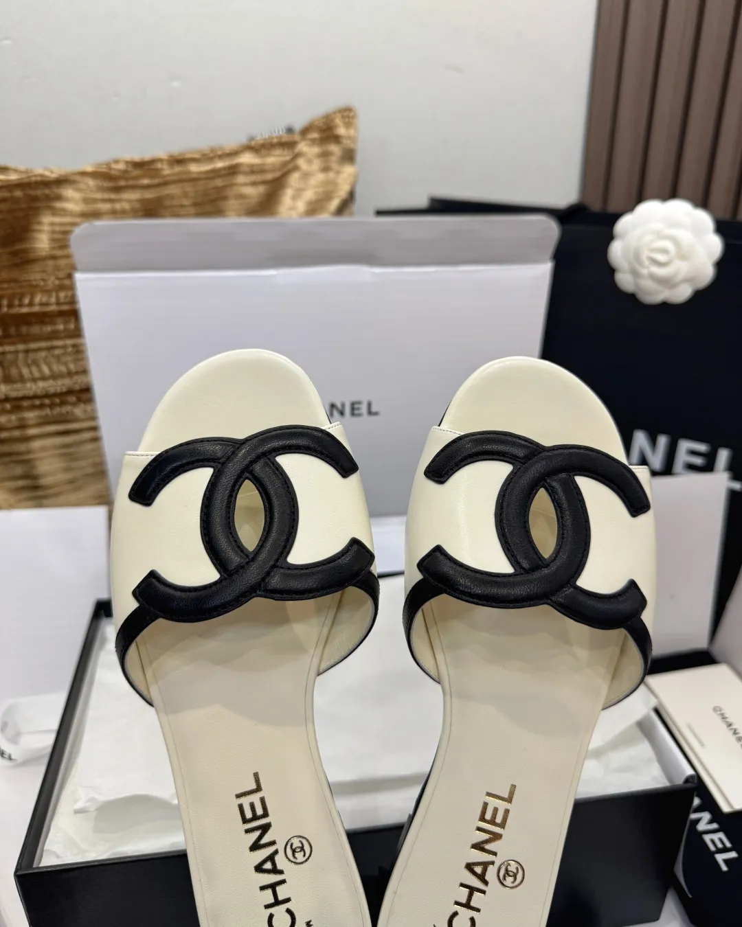 Chanel 26S 新款双C凉拖，热门款式！经典双 C 标志设计，主打简约优雅与日常百搭！ 鞋面：意大利全粒面羊皮 内里：进口羊皮里 大底：意大利 A 级真皮底 size：35～40 P 450