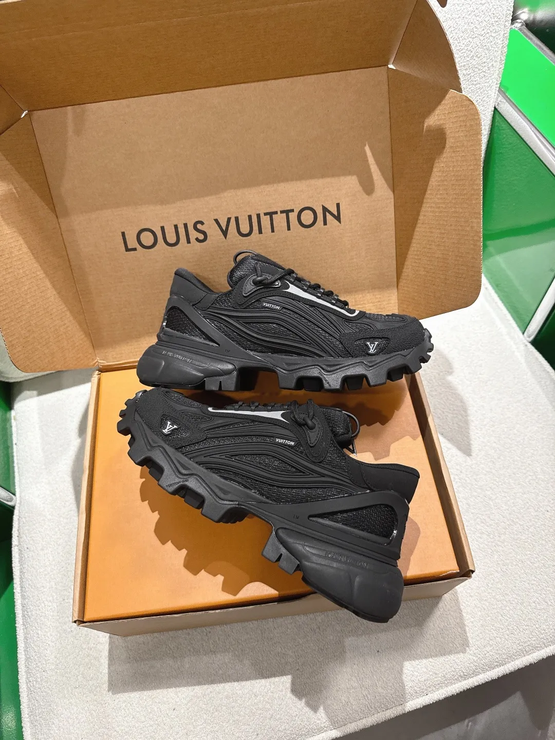 400💰（k005)LV 路易威登Summit 运动鞋‼️ 以易搭摩登风格见长，既适合城市穿着，也能胜任户外环境。鞋面由人造革与科技织物等多种材质拼接而成，其上的图案令人联想起 Epi 皮革的粒面纹理，底的醒目凸纹，提供了出色抓地力与稳定性。 男款：40-45（38*39*46*订做不退不换）