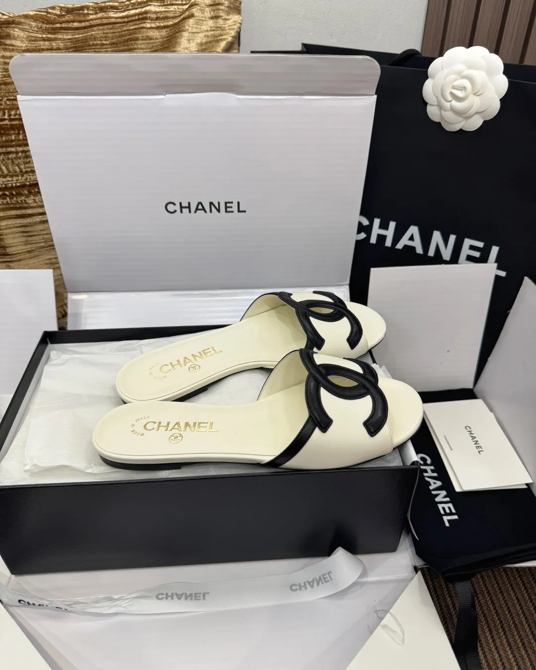 Chanel 26S 新款双C凉拖，热门款式！经典双 C 标志设计，主打简约优雅与日常百搭！ 鞋面：意大利全粒面羊皮 内里：进口羊皮里 大底：意大利 A 级真皮底 size：35～40 P 450