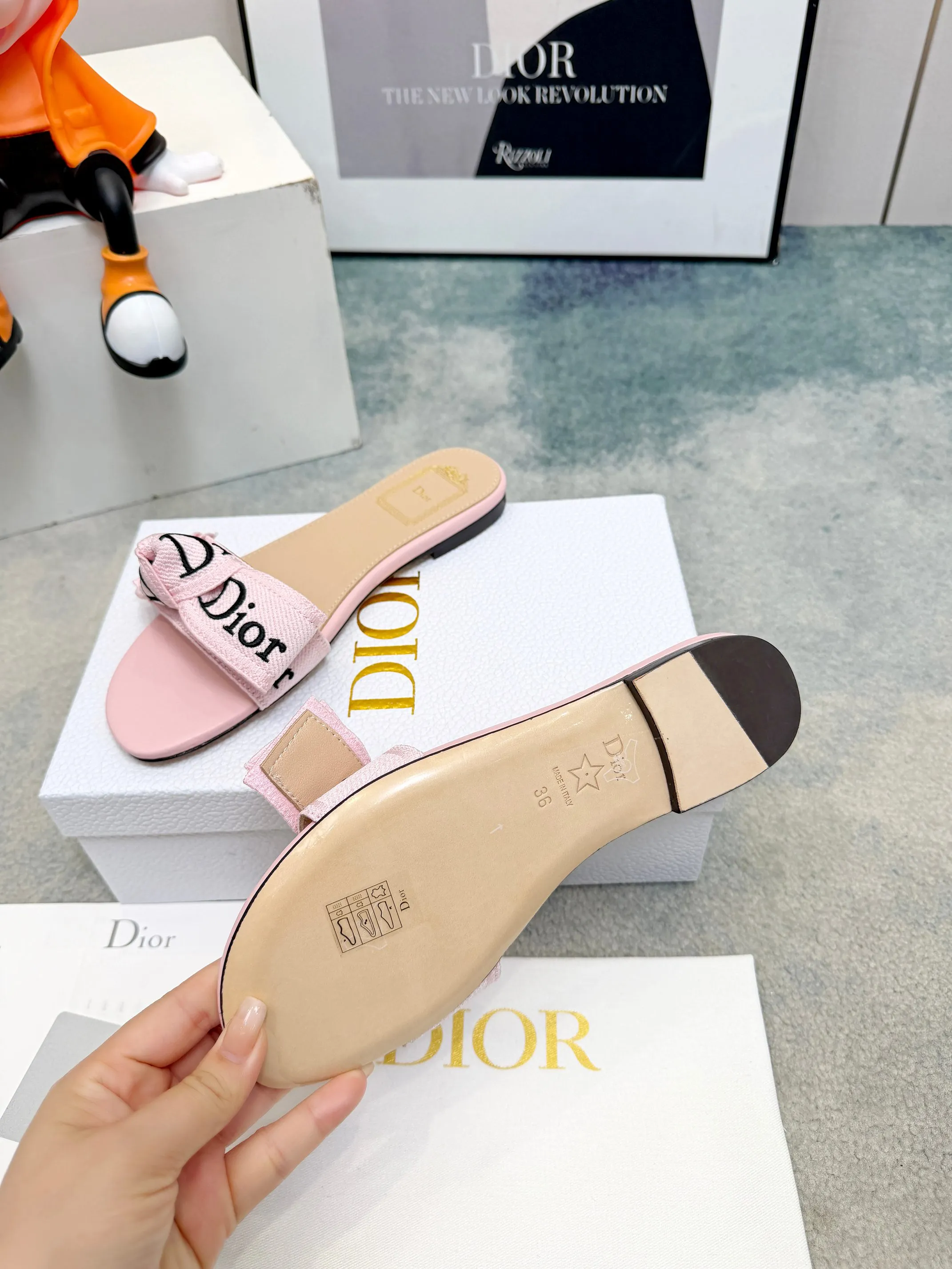 Dior 2026春夏系列拖鞋，精致优雅。鞋面5D设计，Dior标志超有辨识度，日常或度假都能轻松驾驭。Oblique压纹是Dior经典元素，搭配蕾丝刺绣，法式浪漫氛围感拉满！鞋底轻便，长时间穿也不累，实用又时髦，是春夏必入单品～ 面料: 蕾丝5D 电秀。 鞋底: 意大利 真皮底 Size: #35-43(40.41.42.43订做） 皮底出:P230（象胶底可定做）