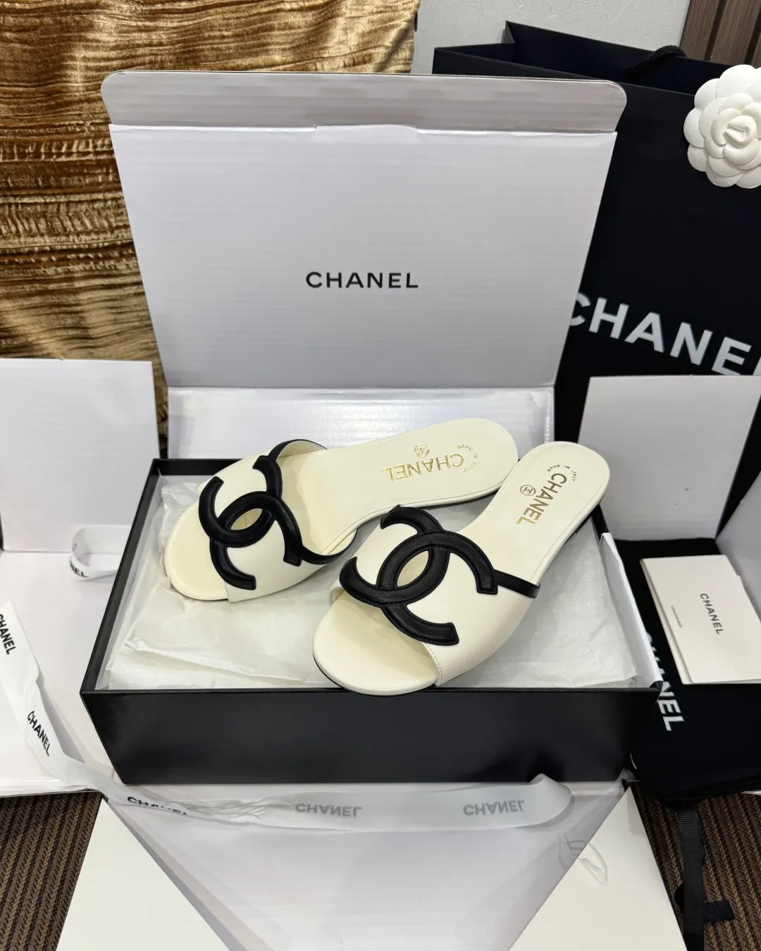 Chanel 26S 新款双C凉拖,热门款式!经典双 C 标志设计,主打简约优雅与日常百搭! 鞋面:意大利全粒面羊皮 内里:进口羊皮里 大底:意大利 A 级真皮底 size:35~40 P 450