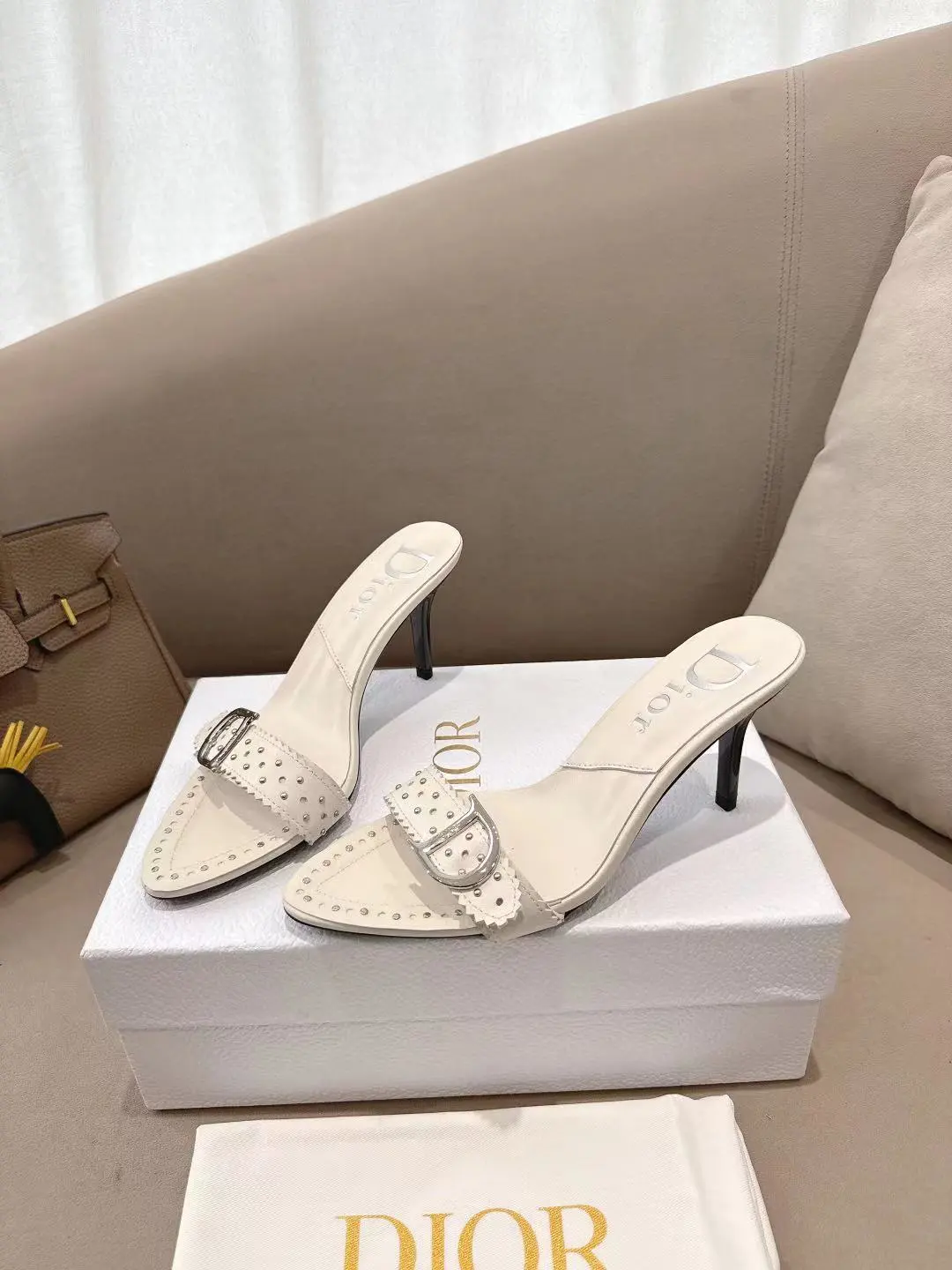 出厂价:💰290💰 迪奥Dior 2026 春夏新品 明星同款CD字母logo高跟中古拖鞋 穿着非常舒适 市面顶级高端版本 材质:鞋面采用进口混种羊皮+水染羊皮内里/垫脚➕意大利真皮大底 跟高:8.5cm 码数:34-42 (34 41 42定做)
