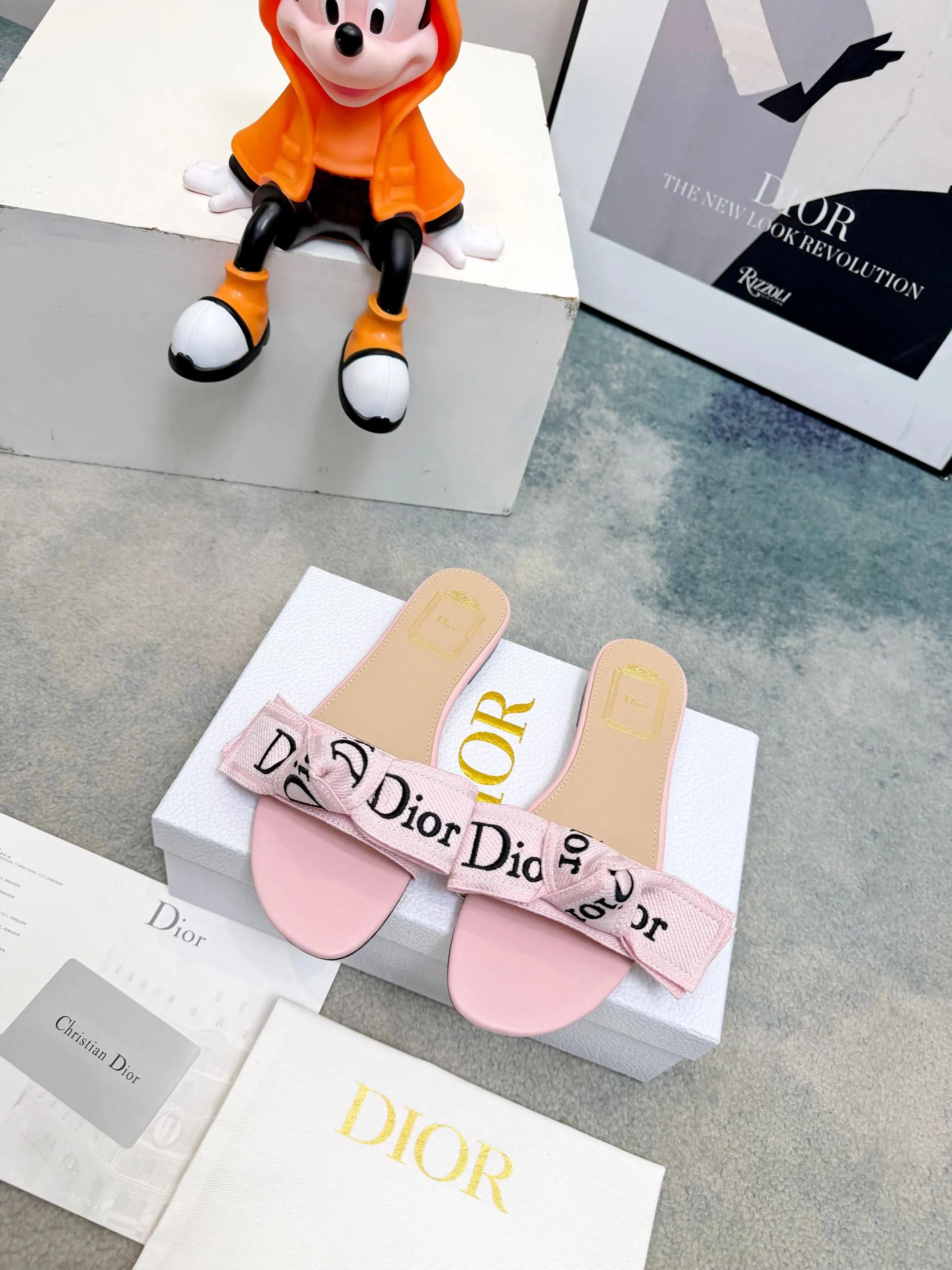 Dior 2026春夏系列拖鞋，精致优雅。鞋面5D设计，Dior标志超有辨识度，日常或度假都能轻松驾驭。Oblique压纹是Dior经典元素，搭配蕾丝刺绣，法式浪漫氛围感拉满！鞋底轻便，长时间穿也不累，实用又时髦，是春夏必入单品～ 面料: 蕾丝5D 电秀。 鞋底: 意大利 真皮底 Size: #35-43(40.41.42.43订做） 皮底出:P230（象胶底可定做）