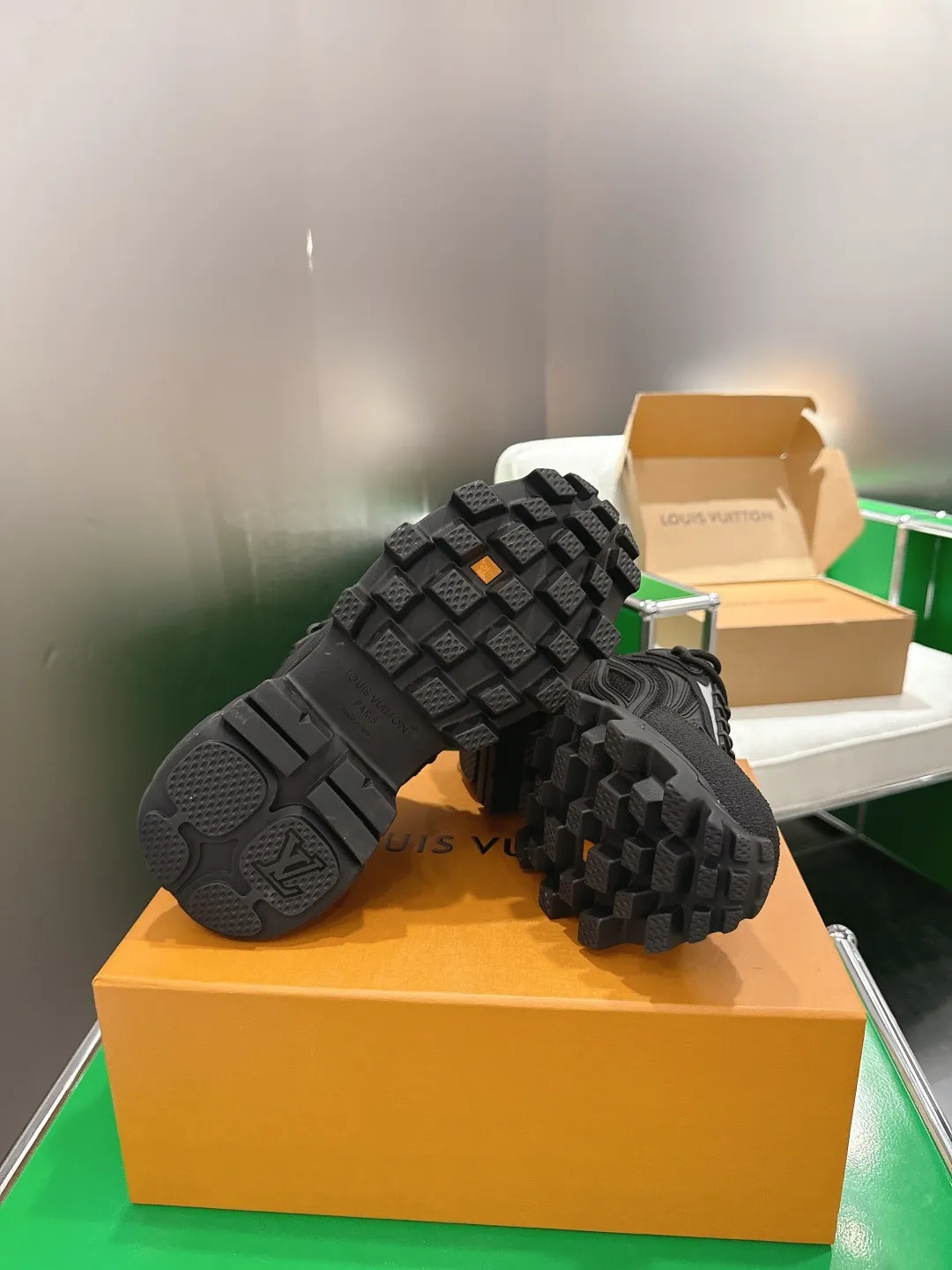 400💰(k005)LV 路易威登Summit 运动鞋‼️ 以易搭摩登风格见长,既适合城市穿着,也能胜任户外环境。鞋面由人造革与科技织物等多种材质拼接而成,其上的图案令人联想起 Epi 皮革的粒面纹理,底的醒目凸纹,提供了出色抓地力与稳定性。 男款:40-45(38*39*46*订做不退不换)