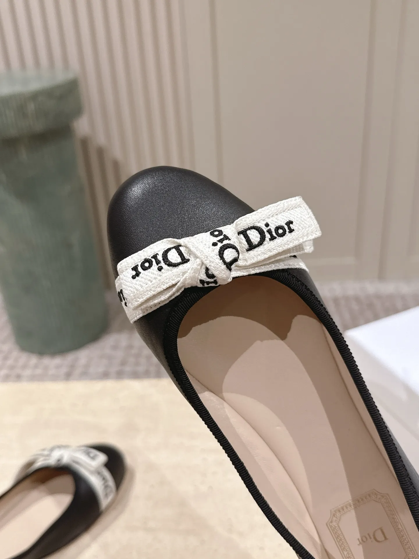 顶级版本：💰340: DIO*26ss早春新款蝴蝶结单鞋 Dior风蝴蝶结芭蕾平底鞋｜优雅永不过时，经典芭蕾鞋型+标志性字母蝴蝶结，法式优雅拉满，软底圆头设计，上脚舒适不挤脚，久穿无负担，2种配色承包所有风格：雾霾蓝温柔氛围感，经典黑百搭不出错，通勤、约会、出街、通勤，一双搞定所有场景，颜值与舒适感双在线，鞋柜里的永恒经典。 久穿也不累脚，完全是鞋柜里的百搭王！温柔姐姐/甜酷女孩都能驾驭，闭眼入不踩雷。 鞋面：羊绒 内里：羊皮 大底：意大利真皮大底 size：35-41码（40、41码定制不退换）