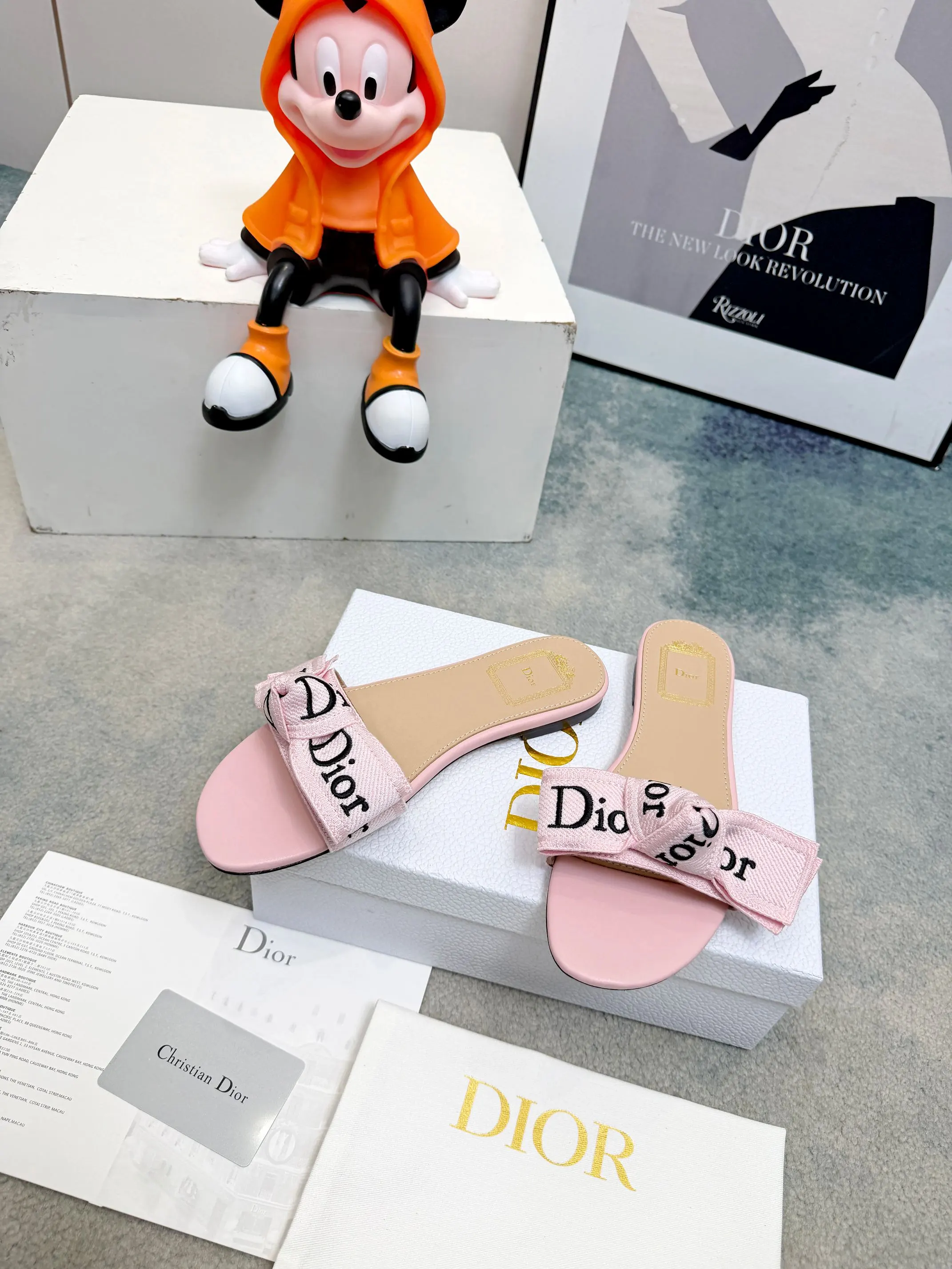 Dior 2026春夏系列拖鞋，精致优雅。鞋面5D设计，Dior标志超有辨识度，日常或度假都能轻松驾驭。Oblique压纹是Dior经典元素，搭配蕾丝刺绣，法式浪漫氛围感拉满！鞋底轻便，长时间穿也不累，实用又时髦，是春夏必入单品～ 面料: 蕾丝5D 电秀。 鞋底: 意大利 真皮底 Size: #35-43(40.41.42.43订做） 皮底出:P230（象胶底可定做）