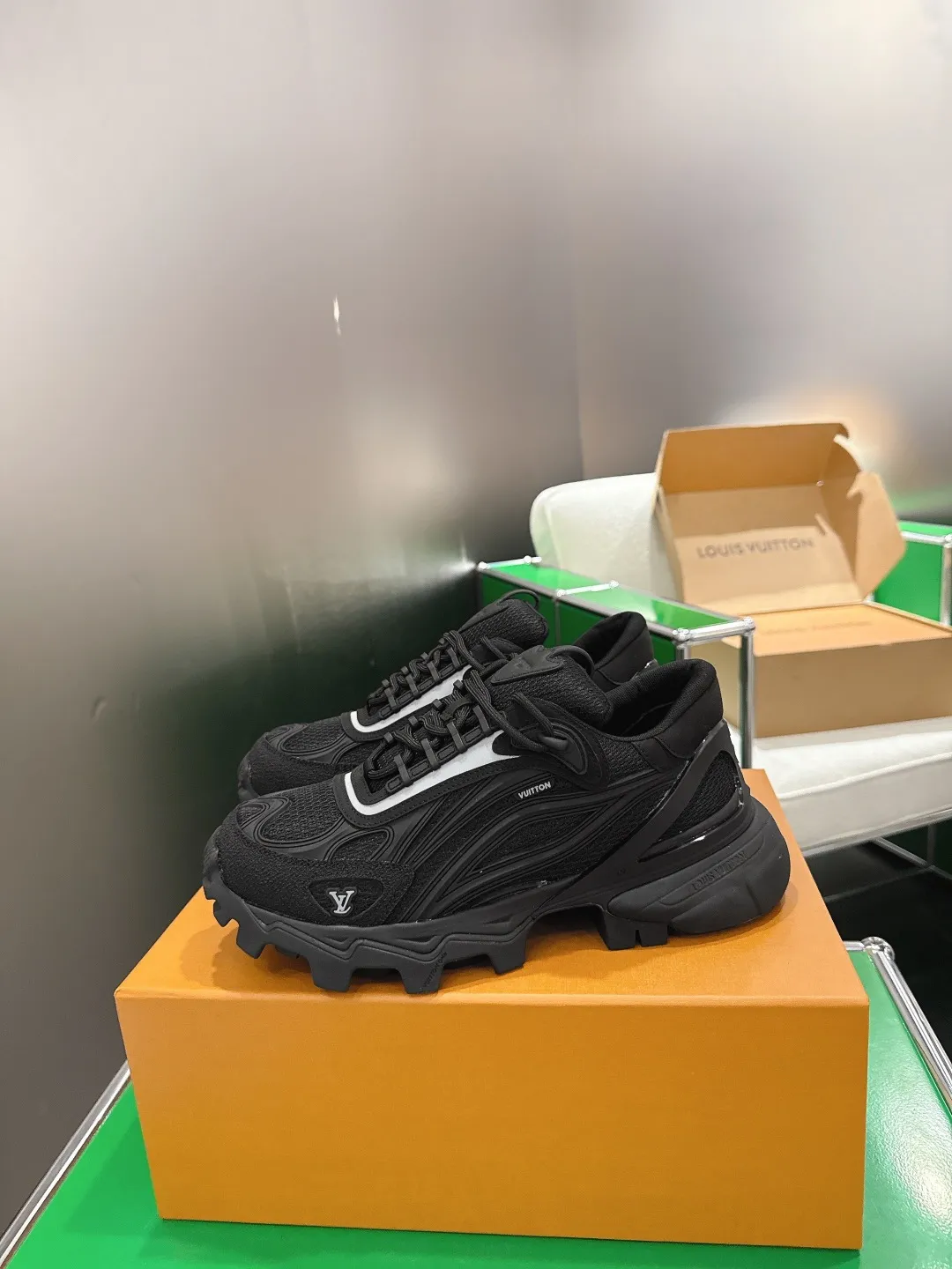 400💰(k005)LV 路易威登Summit 运动鞋‼️ 以易搭摩登风格见长,既适合城市穿着,也能胜任户外环境。鞋面由人造革与科技织物等多种材质拼接而成,其上的图案令人联想起 Epi 皮革的粒面纹理,底的醒目凸纹,提供了出色抓地力与稳定性。 男款:40-45(38*39*46*订做不退不换)