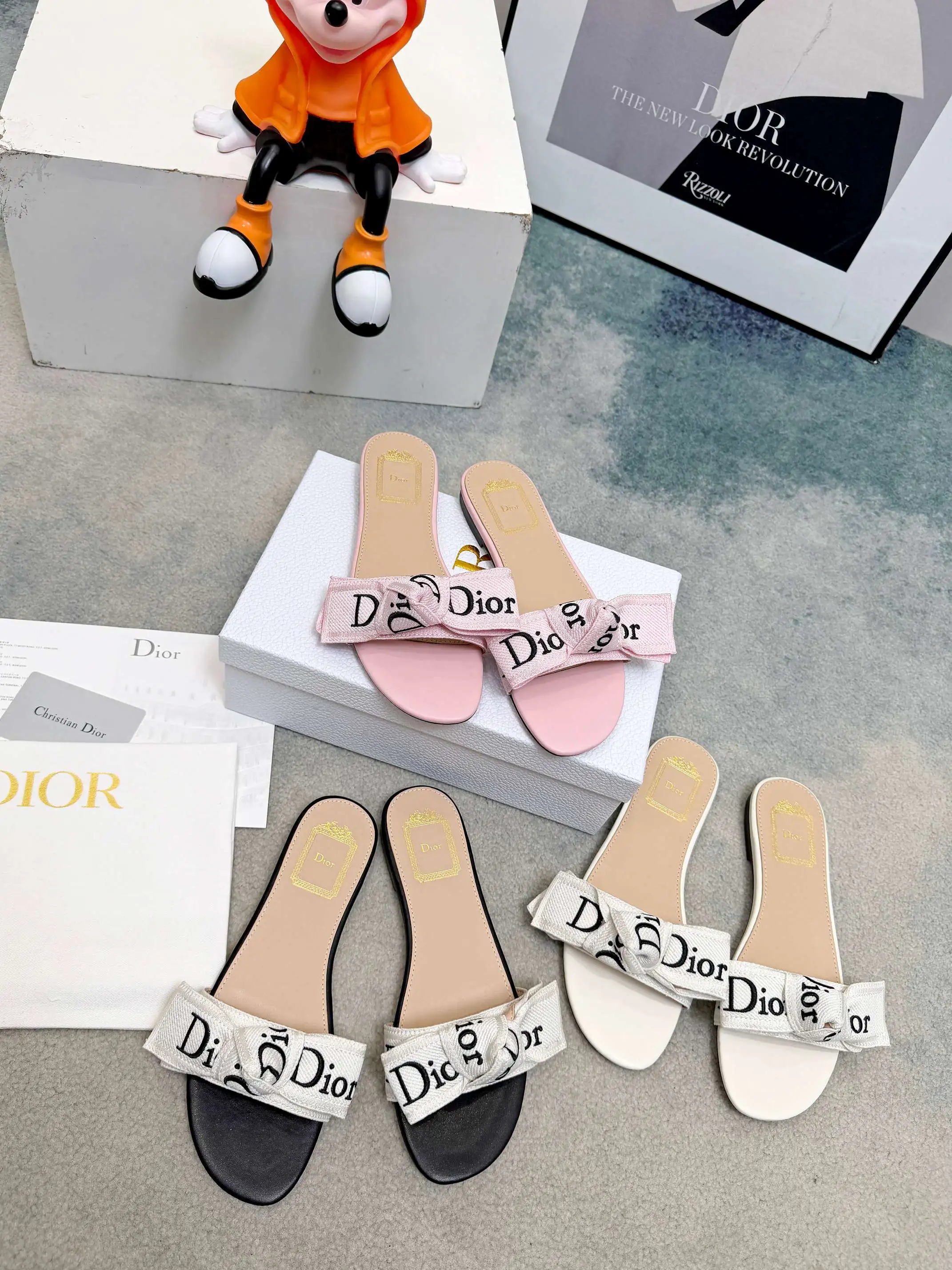Dior 2026春夏系列拖鞋,精致优雅。鞋面5D设计,Dior标志超有辨识度,日常或度假都能轻松驾驭。Oblique压纹是Dior经典元素,搭配蕾丝刺绣,法式浪漫氛围感拉满!鞋底轻便,长时间穿也不累,实用又时髦,是春夏必入单品~ 面料: 蕾丝5D 电秀。 鞋底: 意大利 真皮底 Size: #35-43(40.41.42.43订做) 皮底出:P230(象胶底可定做)