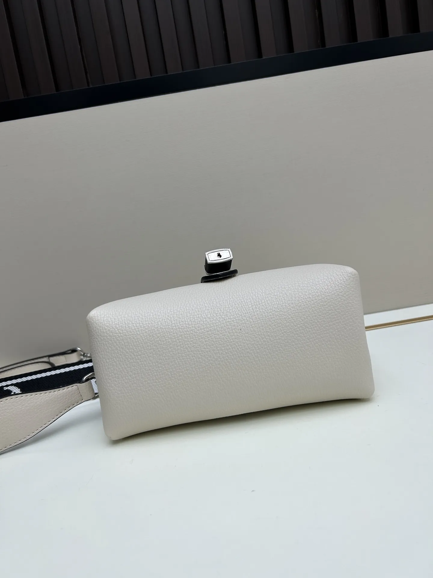 💰245🔥独家首发-高品质🔥 劲爆翻盖新款✨普拉达/PRADA-翻盖销量冠军款，👉💗，配置两条肩带💫，2025时尚四季适宜时尚双肩带女包款💪 字母宽肩带+长肩带-真皮手袋🎀原版鹿🦌纹牛皮🐮 配进口平纹小牛皮🐮 ，3⃣️隔层[玫瑰]主推热销六色 款号：3539# 尺寸：20*10*12cm