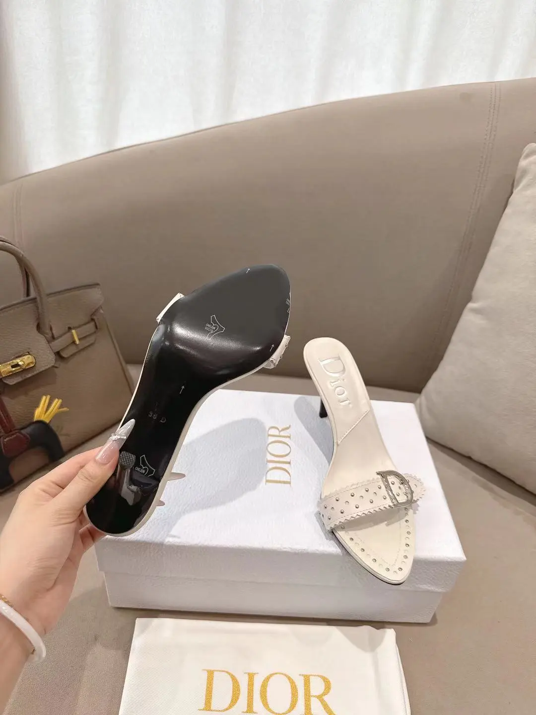 出厂价：💰290💰 迪奥Dior 2026 春夏新品 明星同款CD字母logo高跟中古拖鞋 穿着非常舒适 市面顶级高端版本 材质：鞋面采用进口混种羊皮+水染羊皮内里/垫脚➕意大利真皮大底 跟高：8.5cm 码数：34-42 （34 41 42定做）