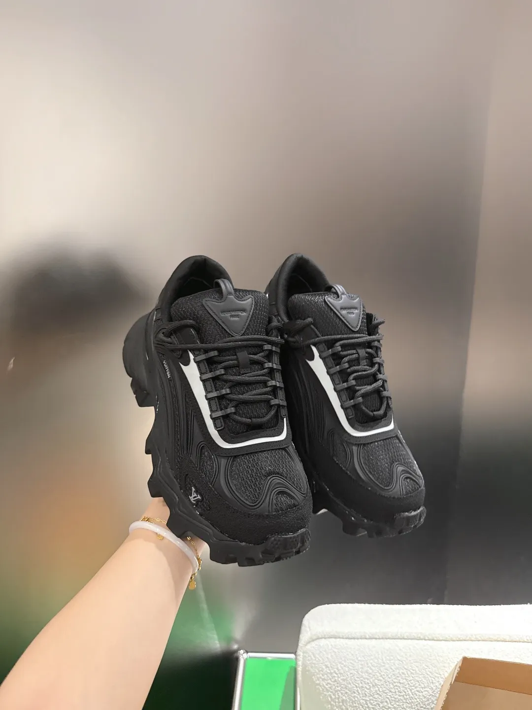 400💰(k005)LV 路易威登Summit 运动鞋‼️ 以易搭摩登风格见长,既适合城市穿着,也能胜任户外环境。鞋面由人造革与科技织物等多种材质拼接而成,其上的图案令人联想起 Epi 皮革的粒面纹理,底的醒目凸纹,提供了出色抓地力与稳定性。 男款:40-45(38*39*46*订做不退不换)