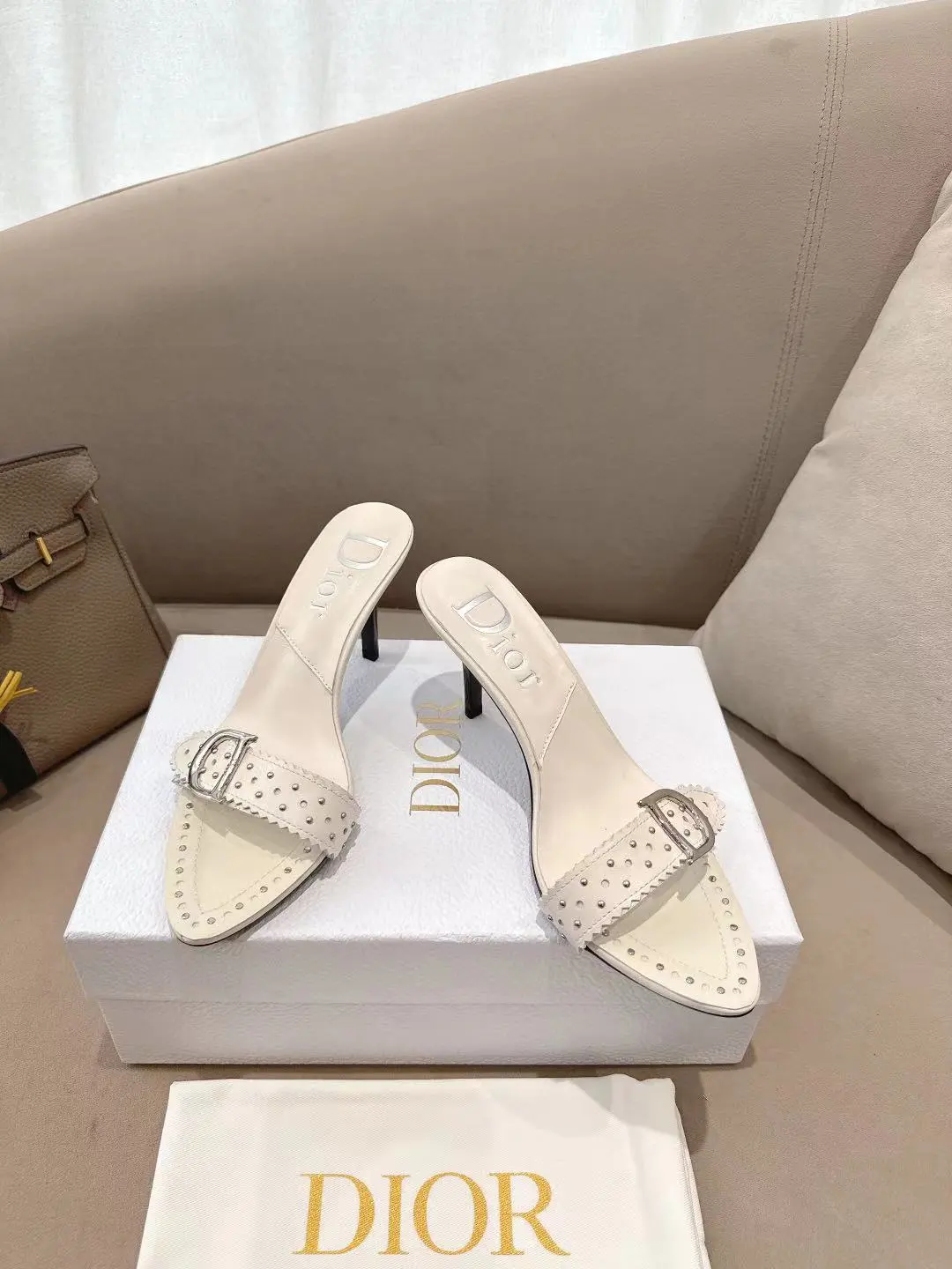 出厂价：💰290💰 迪奥Dior 2026 春夏新品 明星同款CD字母logo高跟中古拖鞋 穿着非常舒适 市面顶级高端版本 材质：鞋面采用进口混种羊皮+水染羊皮内里/垫脚➕意大利真皮大底 跟高：8.5cm 码数：34-42 （34 41 42定做）