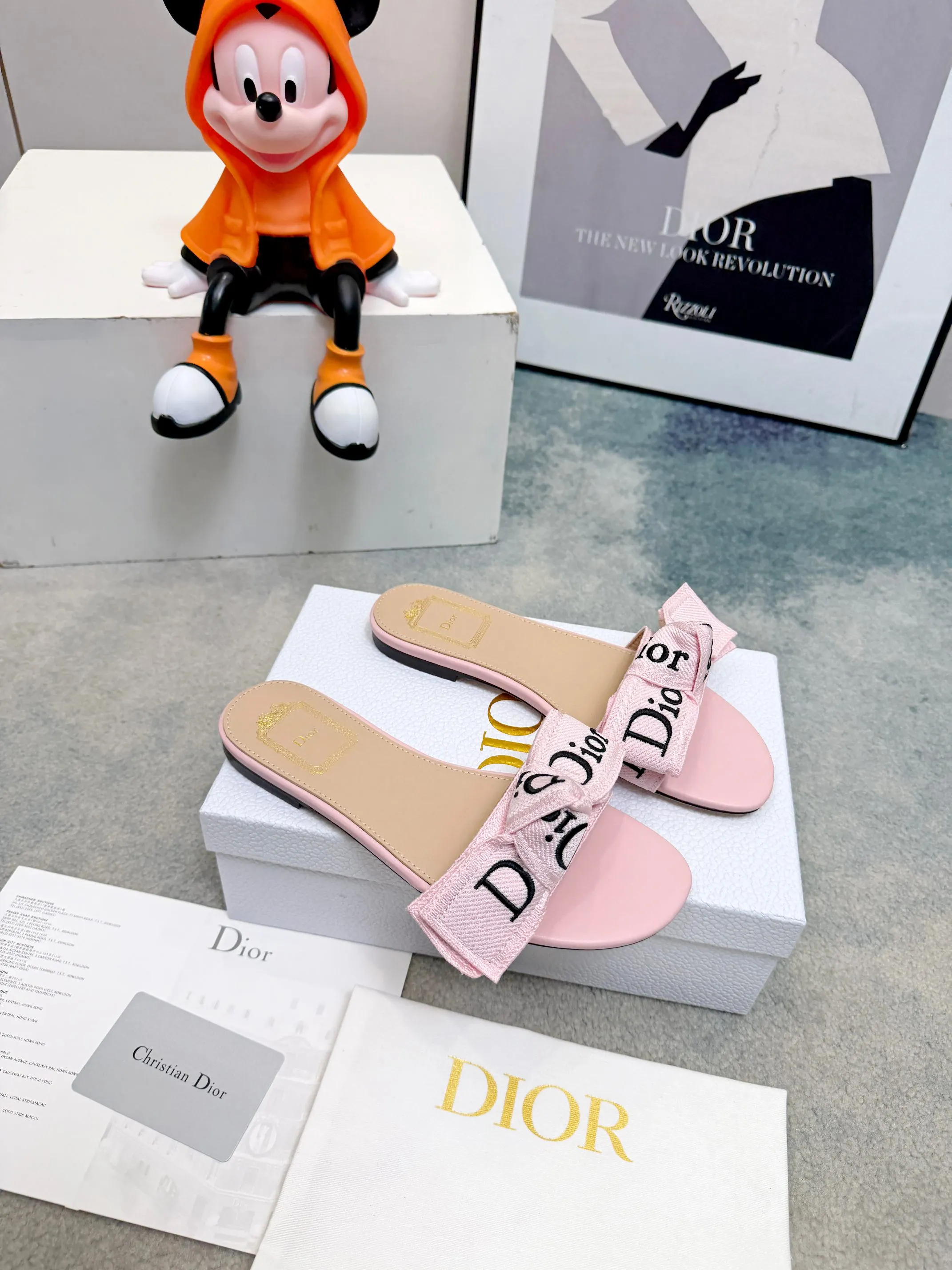 Dior 2026春夏系列拖鞋，精致优雅。鞋面5D设计，Dior标志超有辨识度，日常或度假都能轻松驾驭。Oblique压纹是Dior经典元素，搭配蕾丝刺绣，法式浪漫氛围感拉满！鞋底轻便，长时间穿也不累，实用又时髦，是春夏必入单品～ 面料: 蕾丝5D 电秀。 鞋底: 意大利 真皮底 Size: #35-43(40.41.42.43订做） 皮底出:P230（象胶底可定做）