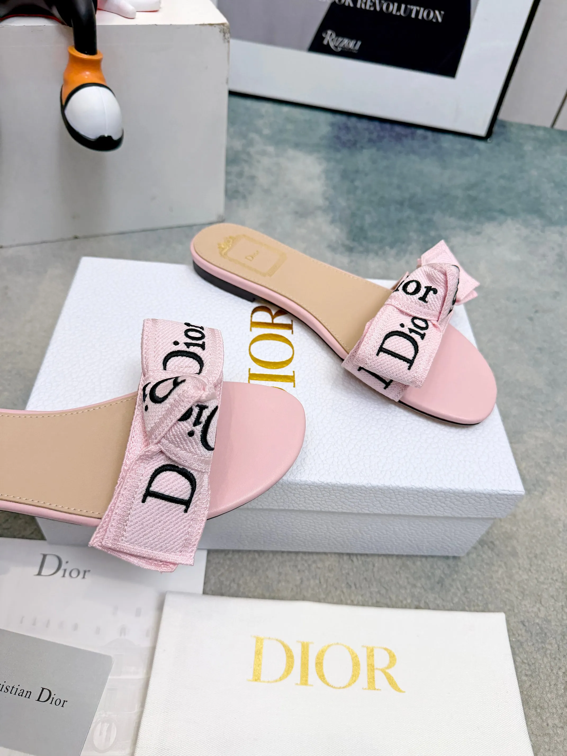 Dior 2026春夏系列拖鞋,精致优雅。鞋面5D设计,Dior标志超有辨识度,日常或度假都能轻松驾驭。Oblique压纹是Dior经典元素,搭配蕾丝刺绣,法式浪漫氛围感拉满!鞋底轻便,长时间穿也不累,实用又时髦,是春夏必入单品~ 面料: 蕾丝5D 电秀。 鞋底: 意大利 真皮底 Size: #35-43(40.41.42.43订做) 皮底出:P230(象胶底可定做)
