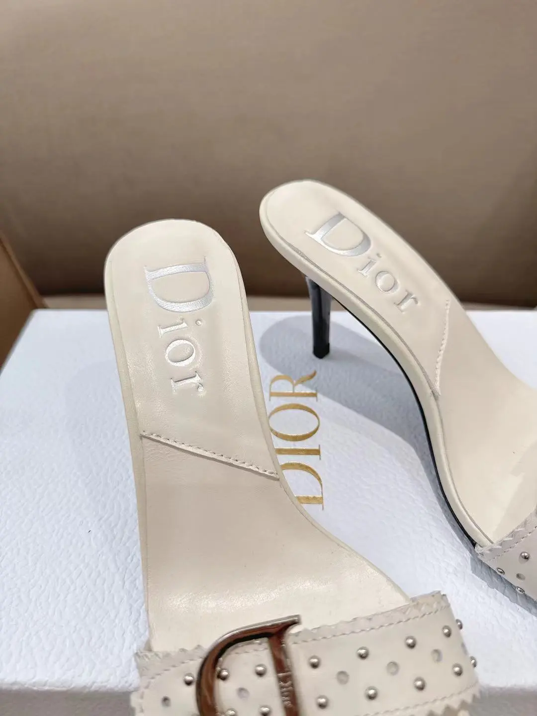 出厂价：💰290💰 迪奥Dior 2026 春夏新品 明星同款CD字母logo高跟中古拖鞋 穿着非常舒适 市面顶级高端版本 材质：鞋面采用进口混种羊皮+水染羊皮内里/垫脚➕意大利真皮大底 跟高：8.5cm 码数：34-42 （34 41 42定做）