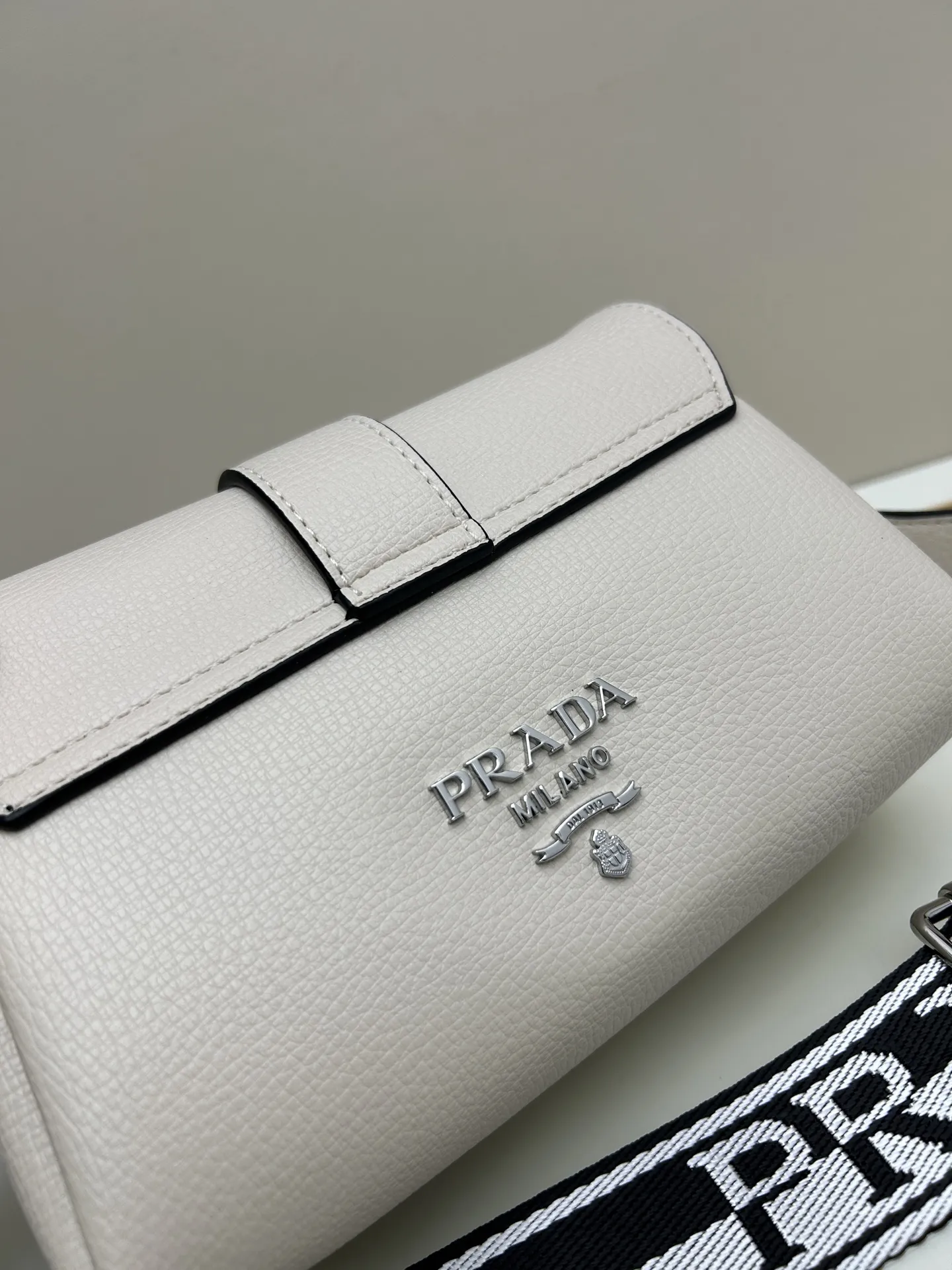 💰245🔥独家首发-高品质🔥 劲爆翻盖新款✨普拉达/PRADA-翻盖销量冠军款，👉💗，配置两条肩带💫，2025时尚四季适宜时尚双肩带女包款💪 字母宽肩带+长肩带-真皮手袋🎀原版鹿🦌纹牛皮🐮 配进口平纹小牛皮🐮 ，3⃣️隔层[玫瑰]主推热销六色 款号：3539# 尺寸：20*10*12cm