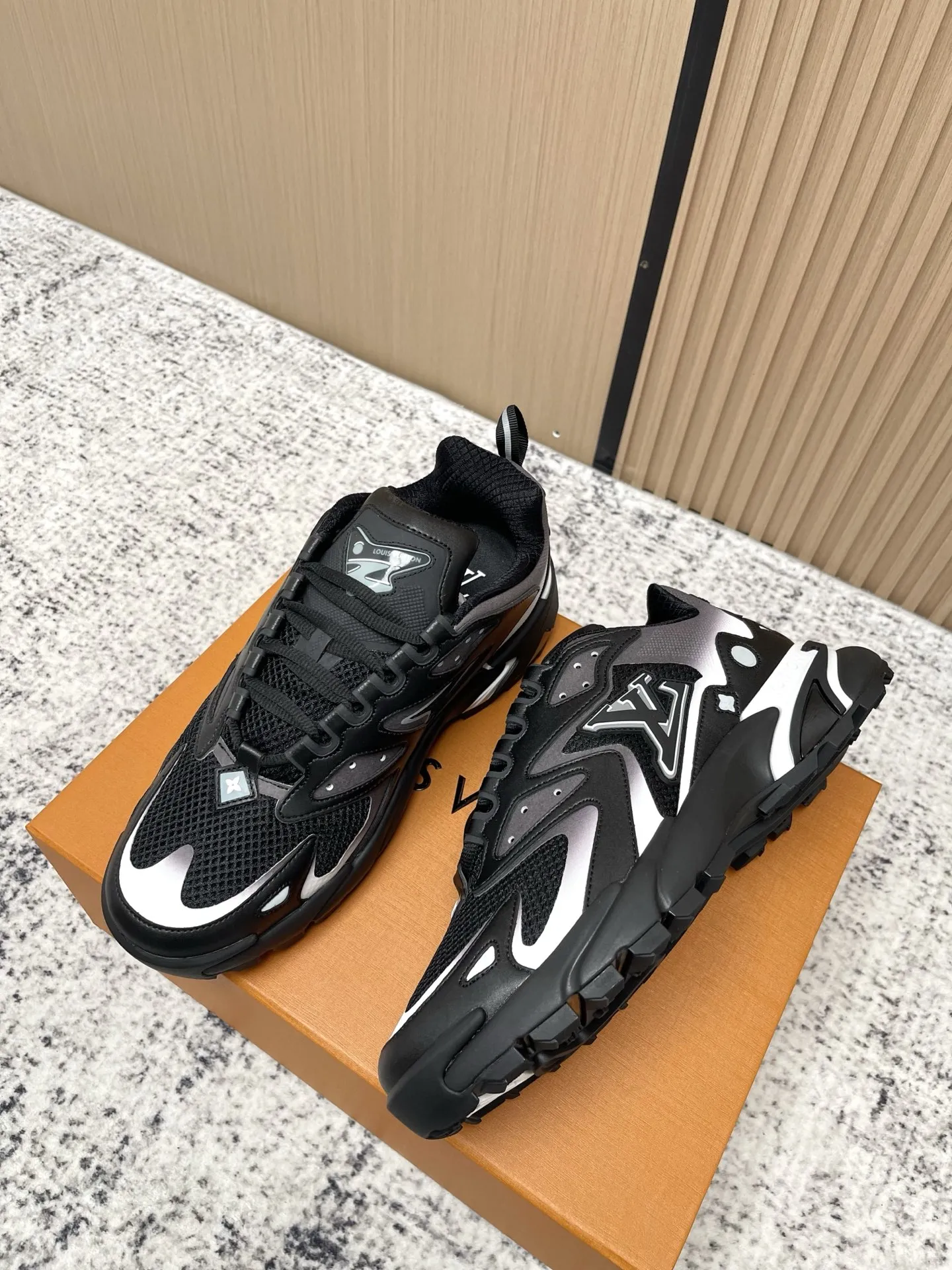 LV Runner Tatic Men's Sneaker Collection - Luxury Green Technical Shoes with LV Logo - Sporty Leisure Shoes Europe xiashuluxe