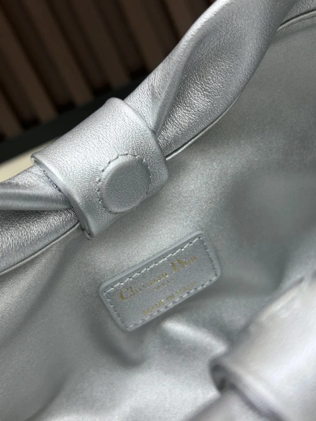 批270。Dior-LAMBSKIN 2026春夏 新款手袋 LAMBSKIN链条包,全新的包形,小牛皮革的质感,优雅大气,款式实用,可收纳各种日常用品,是日装和晚装的理想良伴。可拆卸链条以蝴蝶结🎀点缀更显精致,可手提或斜挎。 型号:2610 尺寸:27×8×18cm(长×宽×高)