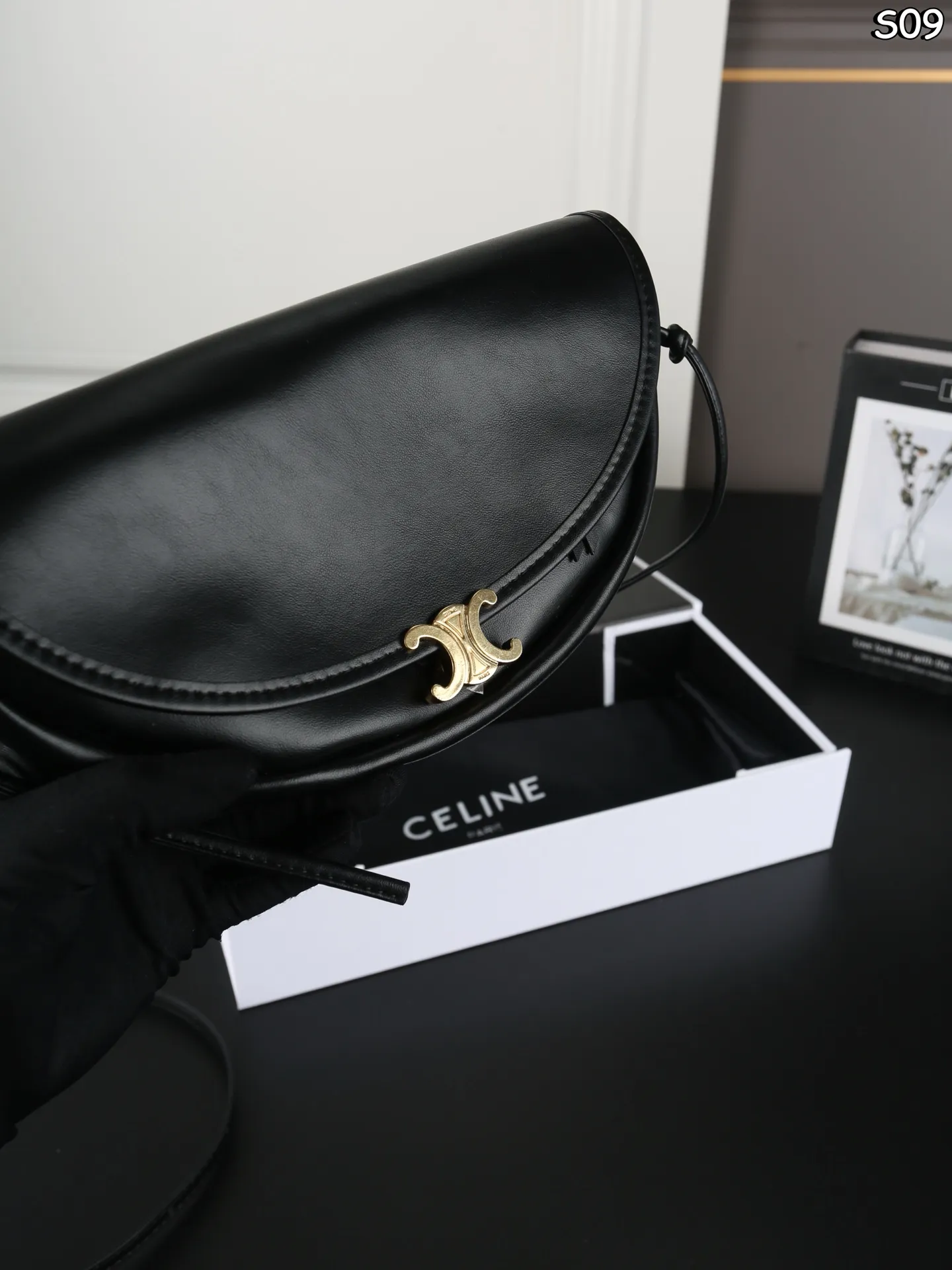 P155 折叠盒 CELINE赛琳 Triomphe 新月包单肩包 little halfmoon 🖤上市啦～ 是谁还没背上这款小挎包啊 突然又迷上celine了 長度非常友好，可以單肩斜背～～ 梦中情包~ 又一只通勤万能搭啦～ 半月弧形设计，简简单单的大hobo 软乎乎小羊皮 轻便柔软有质感[赞R] 上身那慵懒随性的感觉真的超爱～ 它有俩条背带，长肩带可调节～ 单肩/斜挎都ok！细肩带可以腋下 尺寸：26&times;13