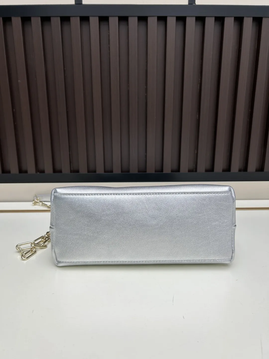 批270。Dior-LAMBSKIN 2026春夏 新款手袋 LAMBSKIN链条包，全新的包形，小牛皮革的质感，优雅大气，款式实用，可收纳各种日常用品，是日装和晚装的理想良伴。可拆卸链条以蝴蝶结🎀点缀更显精致，可手提或斜挎。 型号：2610 尺寸：27&times;8&times;18cm（长&times;宽&times;高）