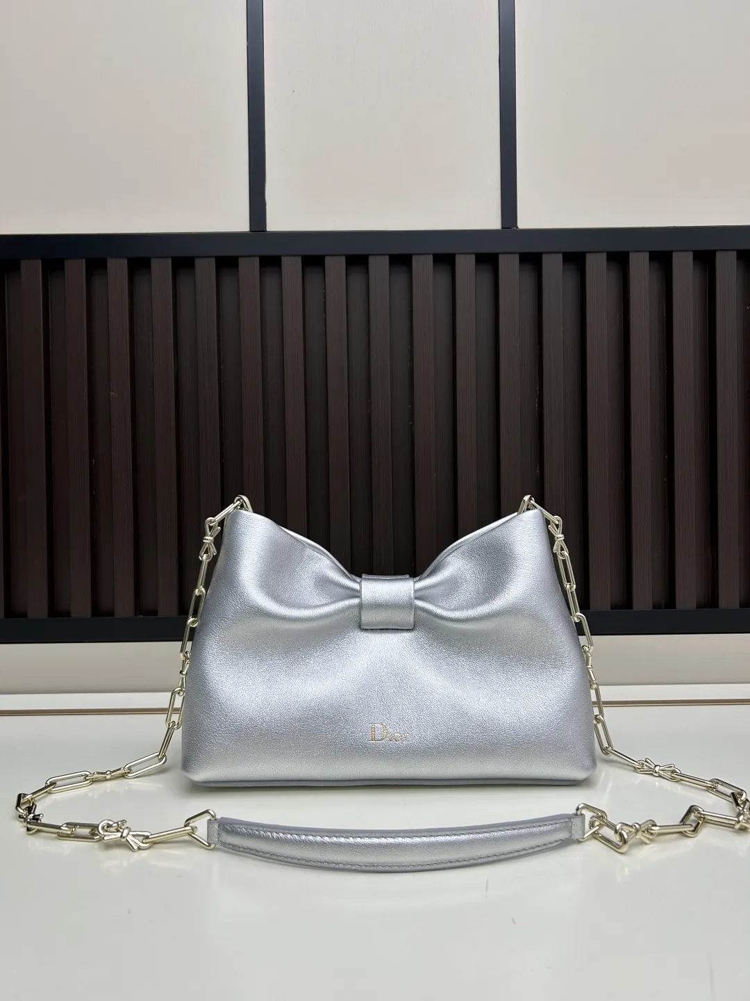 批270。Dior-LAMBSKIN 2026春夏 新款手袋 LAMBSKIN链条包,全新的包形,小牛皮革的质感,优雅大气,款式实用,可收纳各种日常用品,是日装和晚装的理想良伴。可拆卸链条以蝴蝶结🎀点缀更显精致,可手提或斜挎。 型号:2610 尺寸:27×8×18cm(长×宽×高)