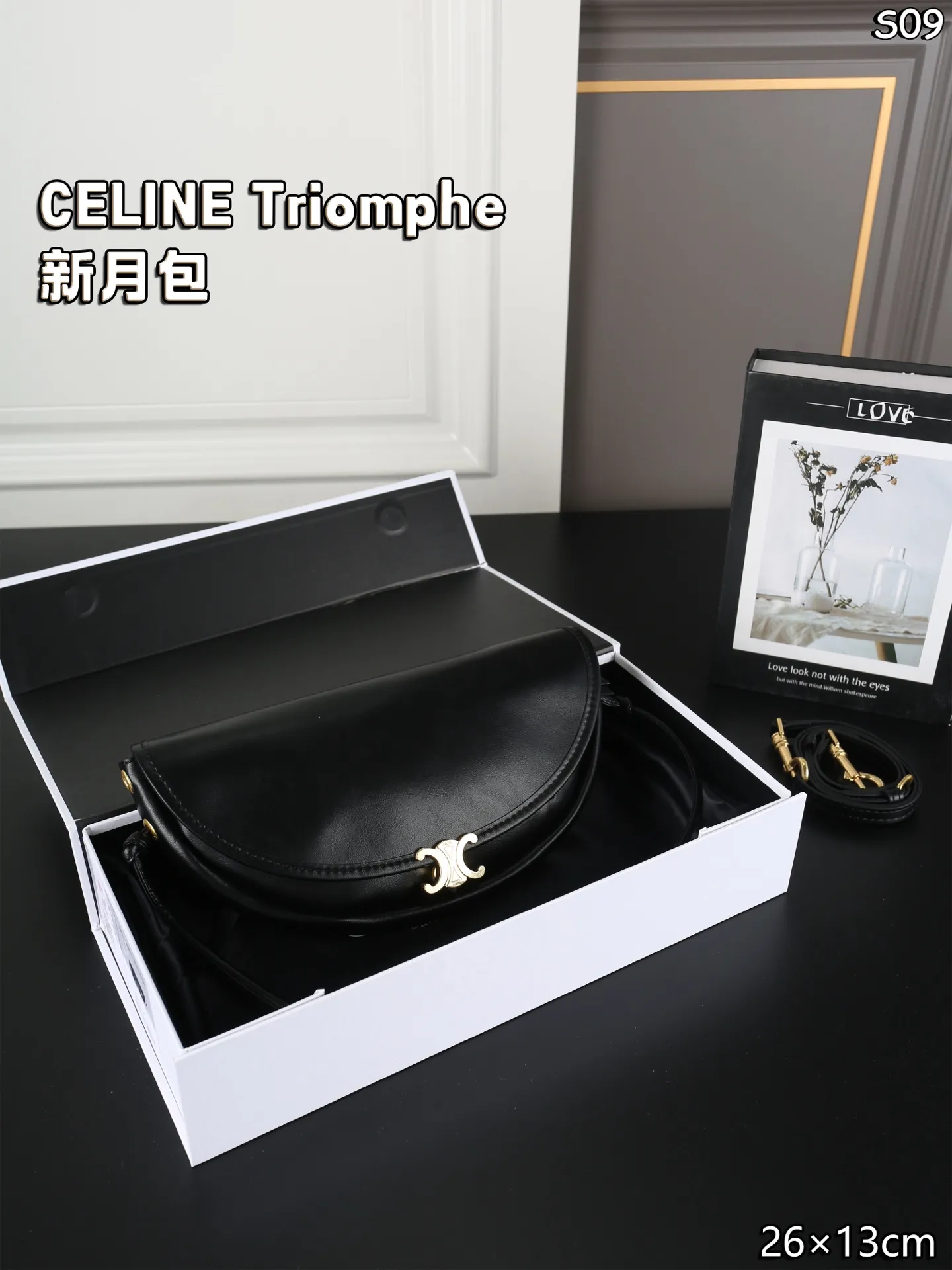 P155 折叠盒 CELINE赛琳 Triomphe 新月包单肩包 little halfmoon 🖤上市啦～ 是谁还没背上这款小挎包啊 突然又迷上celine了 長度非常友好，可以單肩斜背～～ 梦中情包~ 又一只通勤万能搭啦～ 半月弧形设计，简简单单的大hobo 软乎乎小羊皮 轻便柔软有质感[赞R] 上身那慵懒随性的感觉真的超爱～ 它有俩条背带，长肩带可调节～ 单肩/斜挎都ok！细肩带可以腋下 尺寸：26&times;13