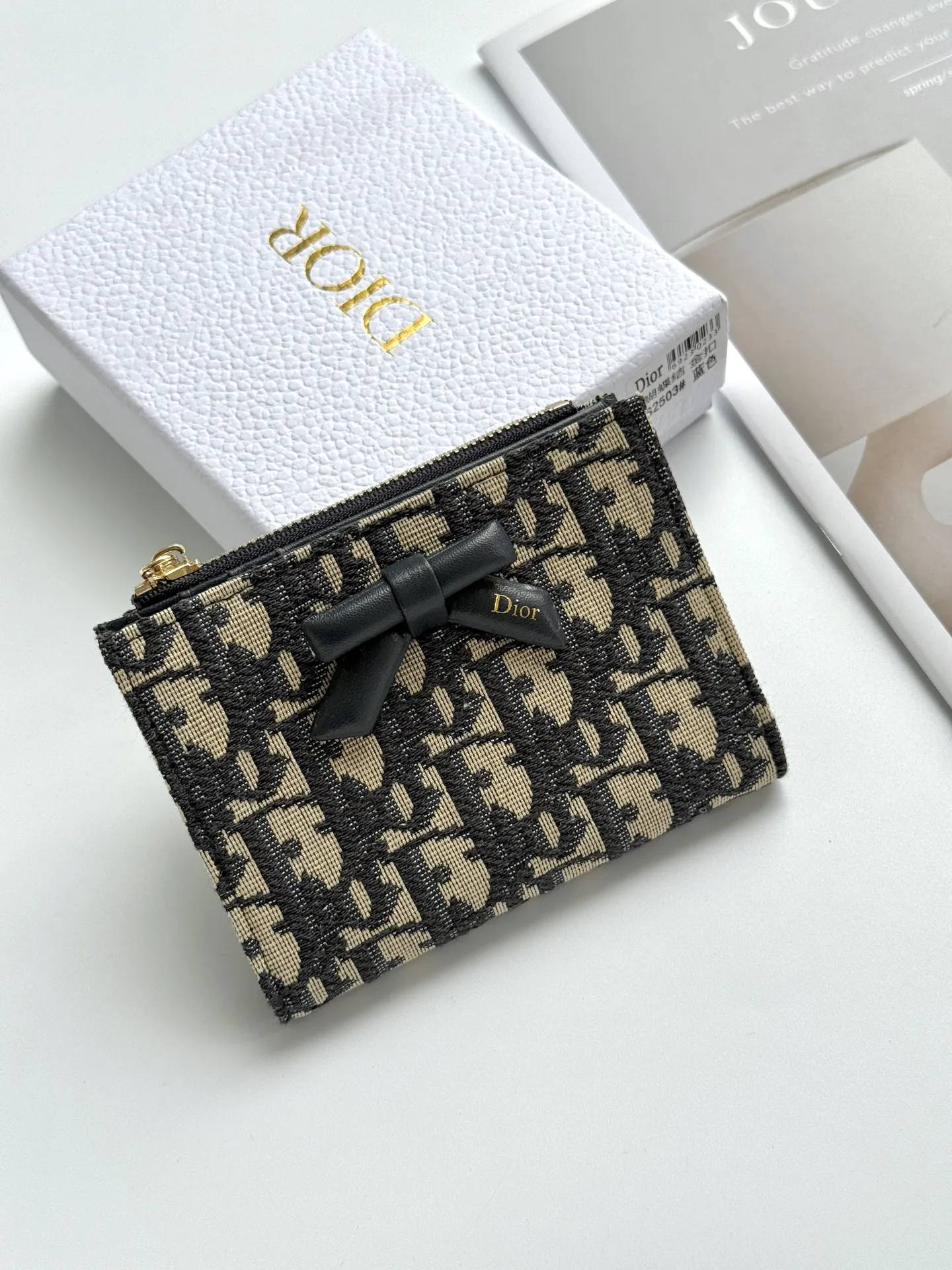 💰100💰Dior最新款🦋蝴蝶结颜色:黑色,尺寸:11.5*9*2,款号:2503 说明: Dior 专柜最新款火爆登场!采用进口PVC配小牛皮,做工精致, 媲美专柜!多功能小钱包,超级实用!说明: Dior 专柜最新款火爆登场!采用进口PVC配小牛皮,做工精致, 媲美专柜!多功能小钱包,超级实用!