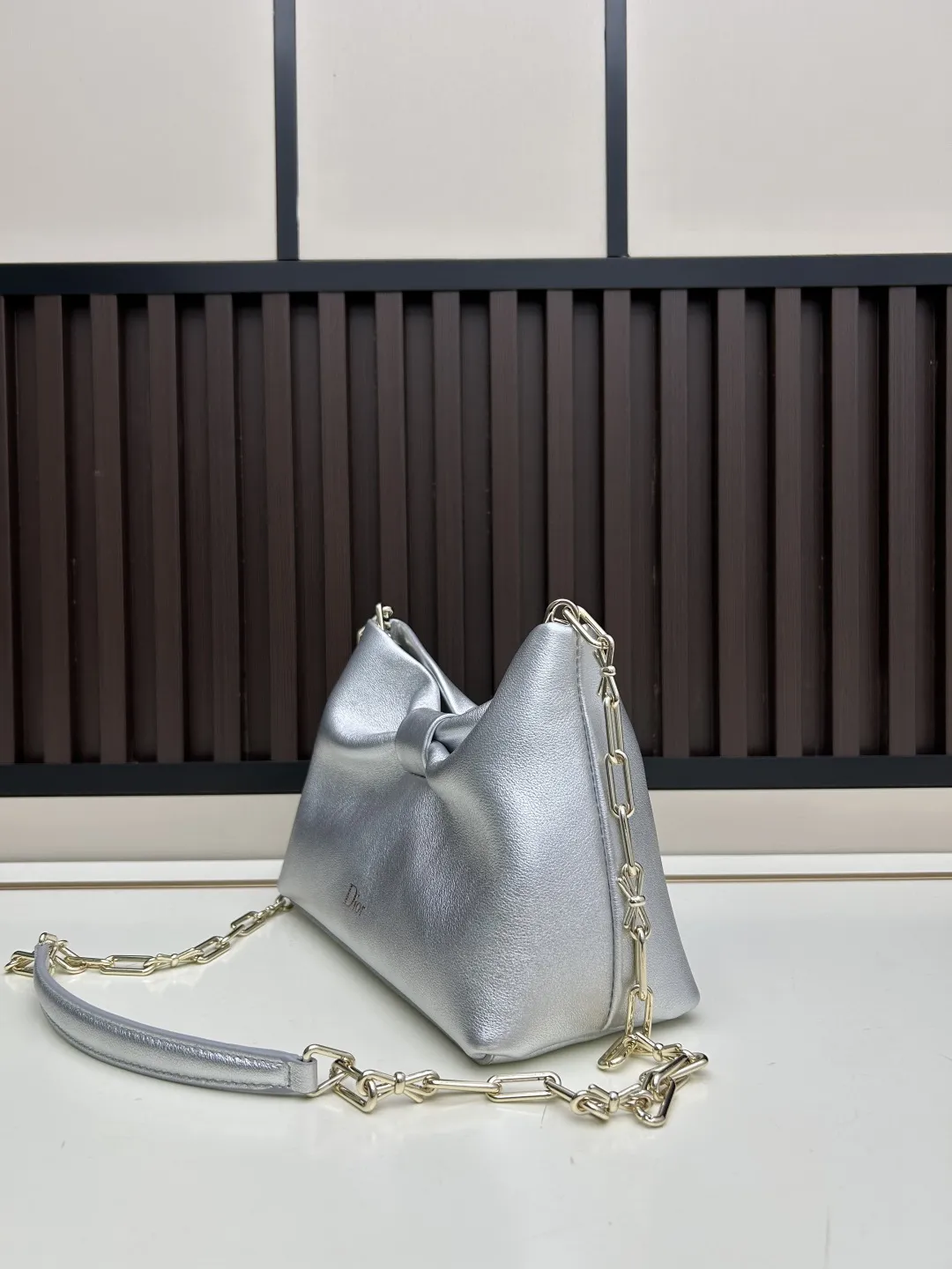 批270。Dior-LAMBSKIN 2026春夏 新款手袋 LAMBSKIN链条包,全新的包形,小牛皮革的质感,优雅大气,款式实用,可收纳各种日常用品,是日装和晚装的理想良伴。可拆卸链条以蝴蝶结🎀点缀更显精致,可手提或斜挎。 型号:2610 尺寸:27×8×18cm(长×宽×高)