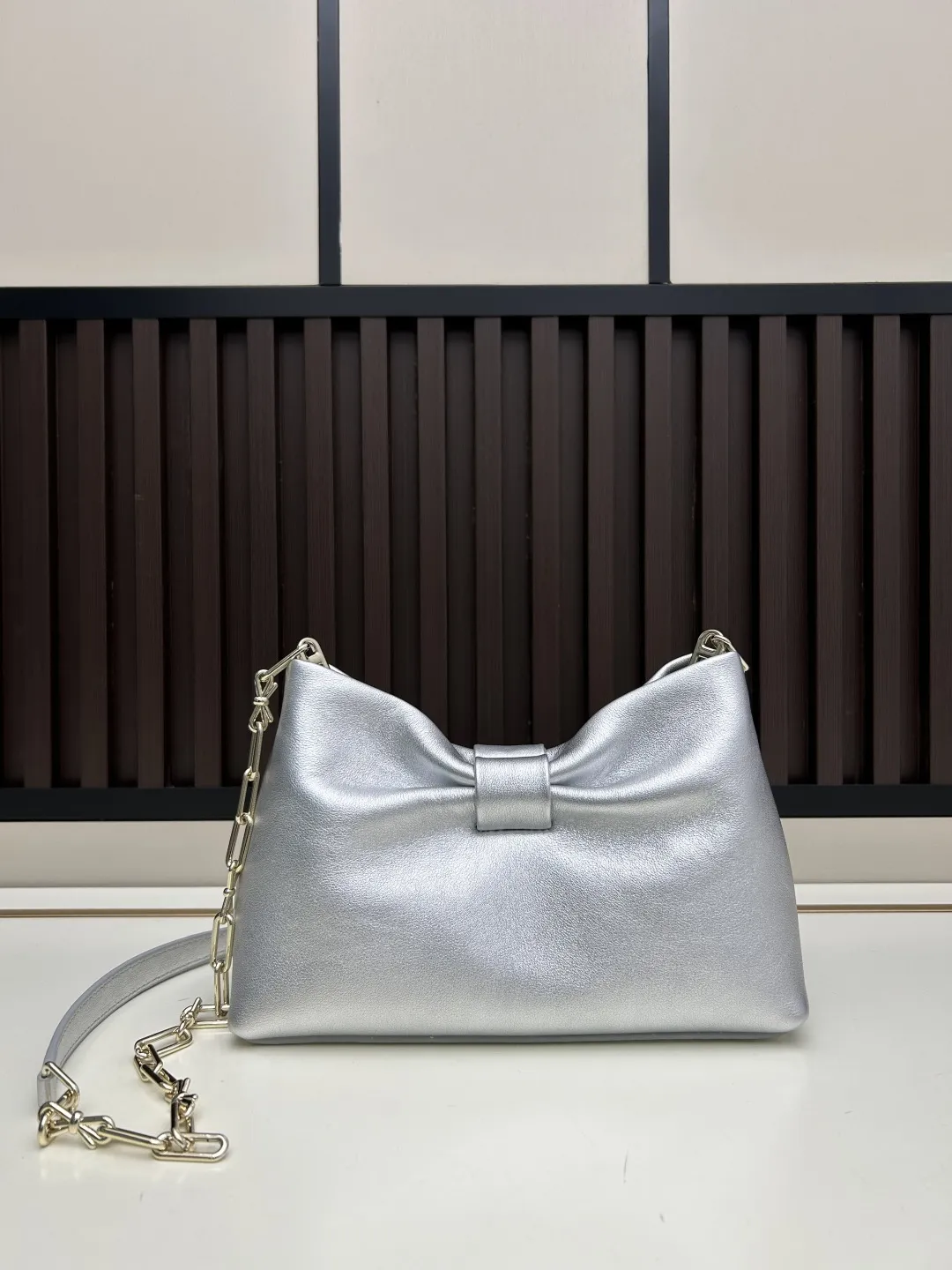 批270。Dior-LAMBSKIN 2026春夏 新款手袋 LAMBSKIN链条包,全新的包形,小牛皮革的质感,优雅大气,款式实用,可收纳各种日常用品,是日装和晚装的理想良伴。可拆卸链条以蝴蝶结🎀点缀更显精致,可手提或斜挎。 型号:2610 尺寸:27×8×18cm(长×宽×高)