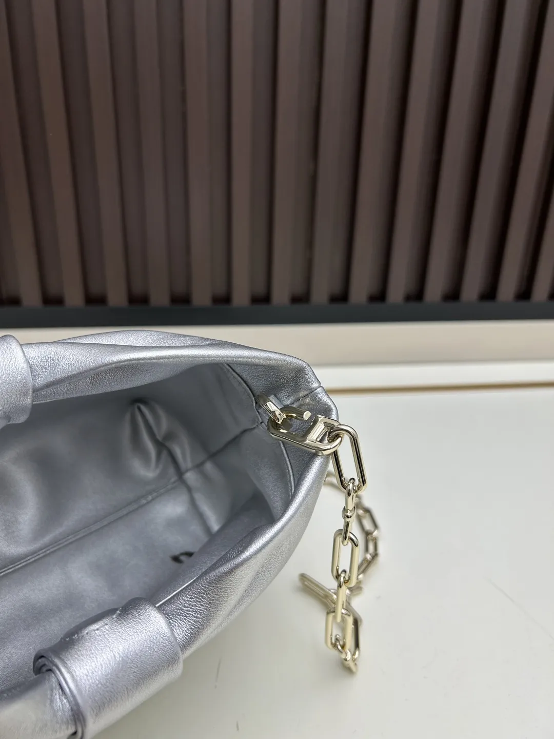 批270。Dior-LAMBSKIN 2026春夏 新款手袋 LAMBSKIN链条包，全新的包形，小牛皮革的质感，优雅大气，款式实用，可收纳各种日常用品，是日装和晚装的理想良伴。可拆卸链条以蝴蝶结🎀点缀更显精致，可手提或斜挎。 型号：2610 尺寸：27&times;8&times;18cm（长&times;宽&times;高）