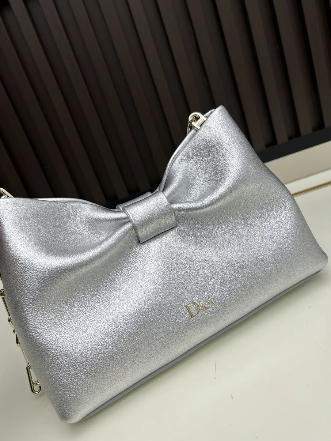 批270。Dior-LAMBSKIN 2026春夏 新款手袋 LAMBSKIN链条包,全新的包形,小牛皮革的质感,优雅大气,款式实用,可收纳各种日常用品,是日装和晚装的理想良伴。可拆卸链条以蝴蝶结🎀点缀更显精致,可手提或斜挎。 型号:2610 尺寸:27×8×18cm(长×宽×高)