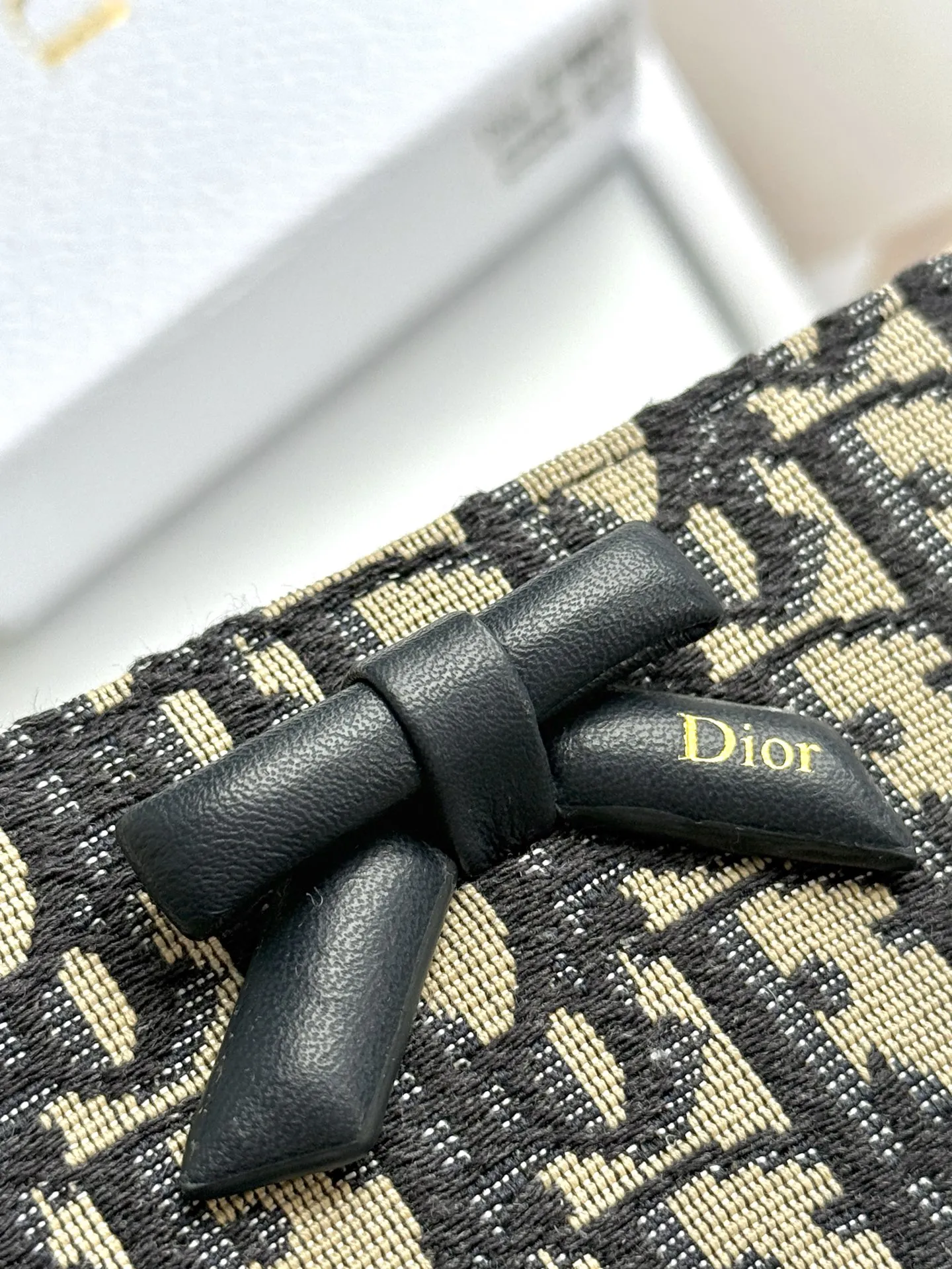 💰100💰Dior最新款🦋蝴蝶结颜色：黑色，尺寸：11.5*9*2，款号：2503 说明: Dior 专柜最新款火爆登场！采用进口PVC配小牛皮，做工精致， 媲美专柜！多功能小钱包，超级实用！说明: Dior 专柜最新款火爆登场！采用进口PVC配小牛皮，做工精致， 媲美专柜！多功能小钱包，超级实用！