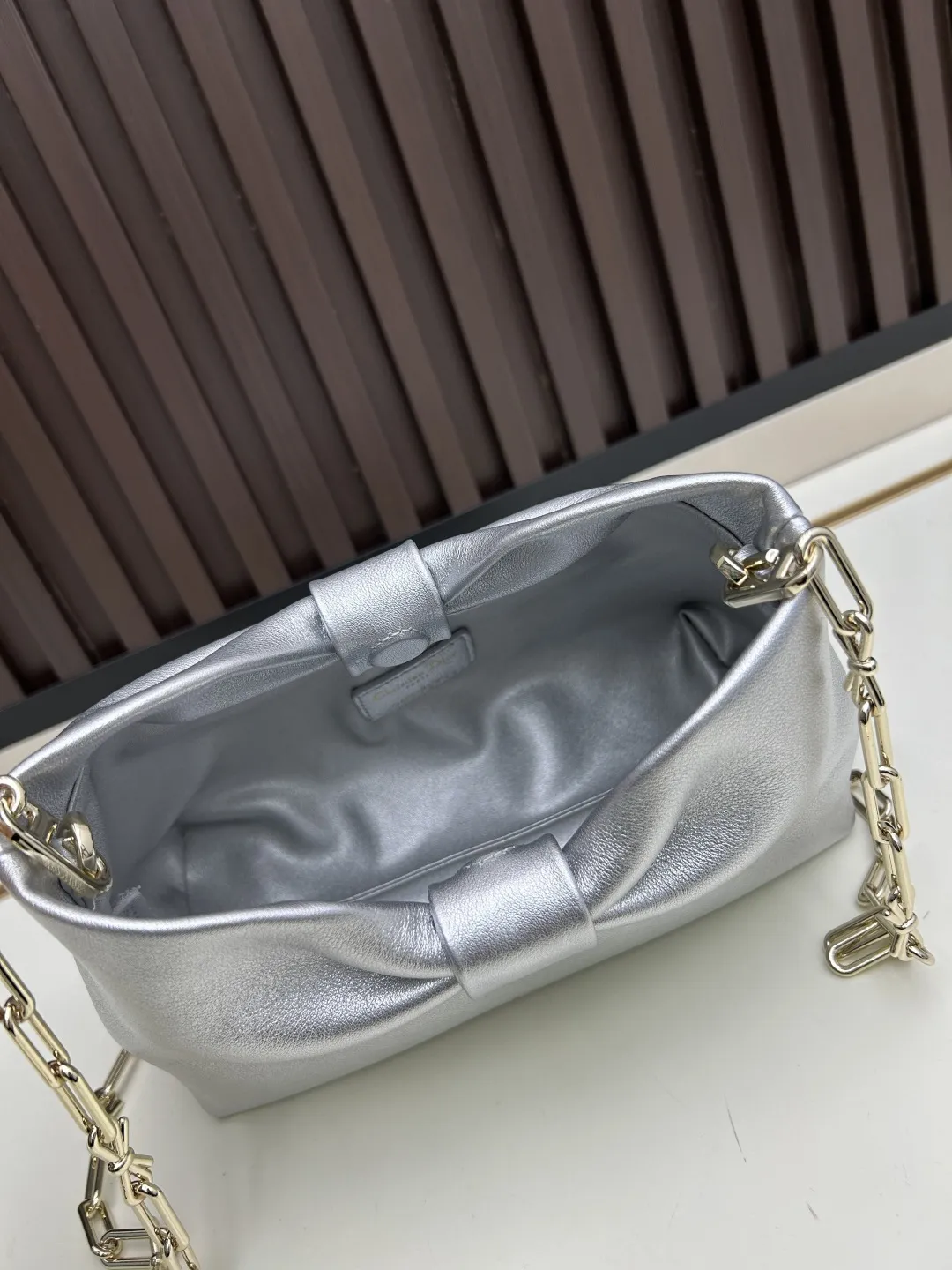 批270。Dior-LAMBSKIN 2026春夏 新款手袋 LAMBSKIN链条包，全新的包形，小牛皮革的质感，优雅大气，款式实用，可收纳各种日常用品，是日装和晚装的理想良伴。可拆卸链条以蝴蝶结🎀点缀更显精致，可手提或斜挎。 型号：2610 尺寸：27&times;8&times;18cm（长&times;宽&times;高）