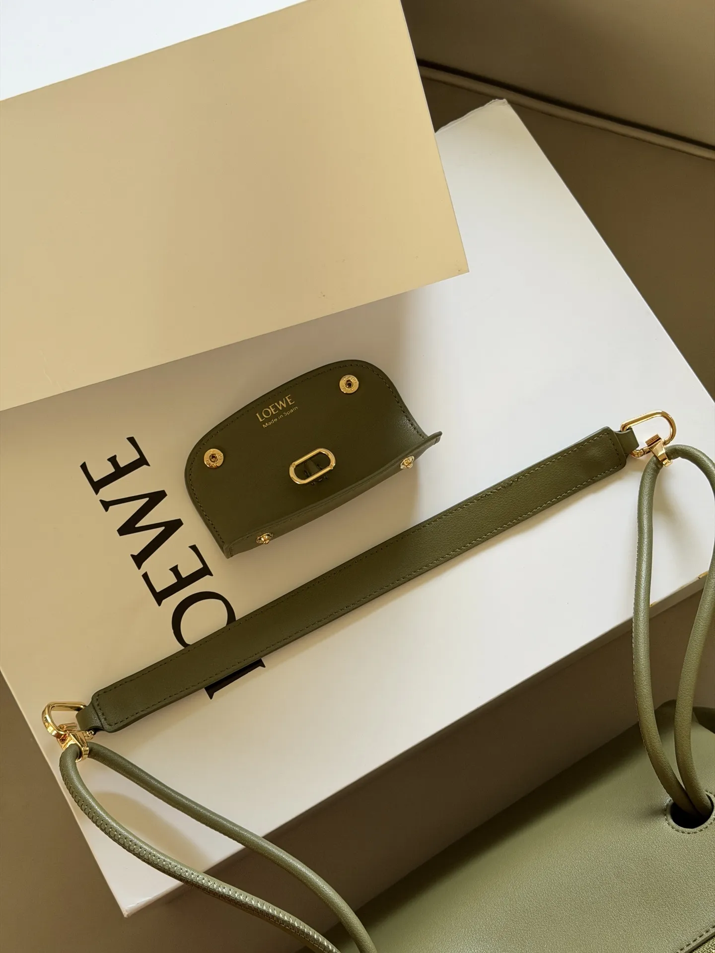 💰270 配盒 size：28*23cm LOEWE-Madrid，高级感十足~ 梦回马德里 种草这款包了，单肩手提背真好看！ 柔软的包身搭配垂坠的双提手， 侧面有裥褶设计， 以条状肩带收束， 呈现出松弛的高级感。